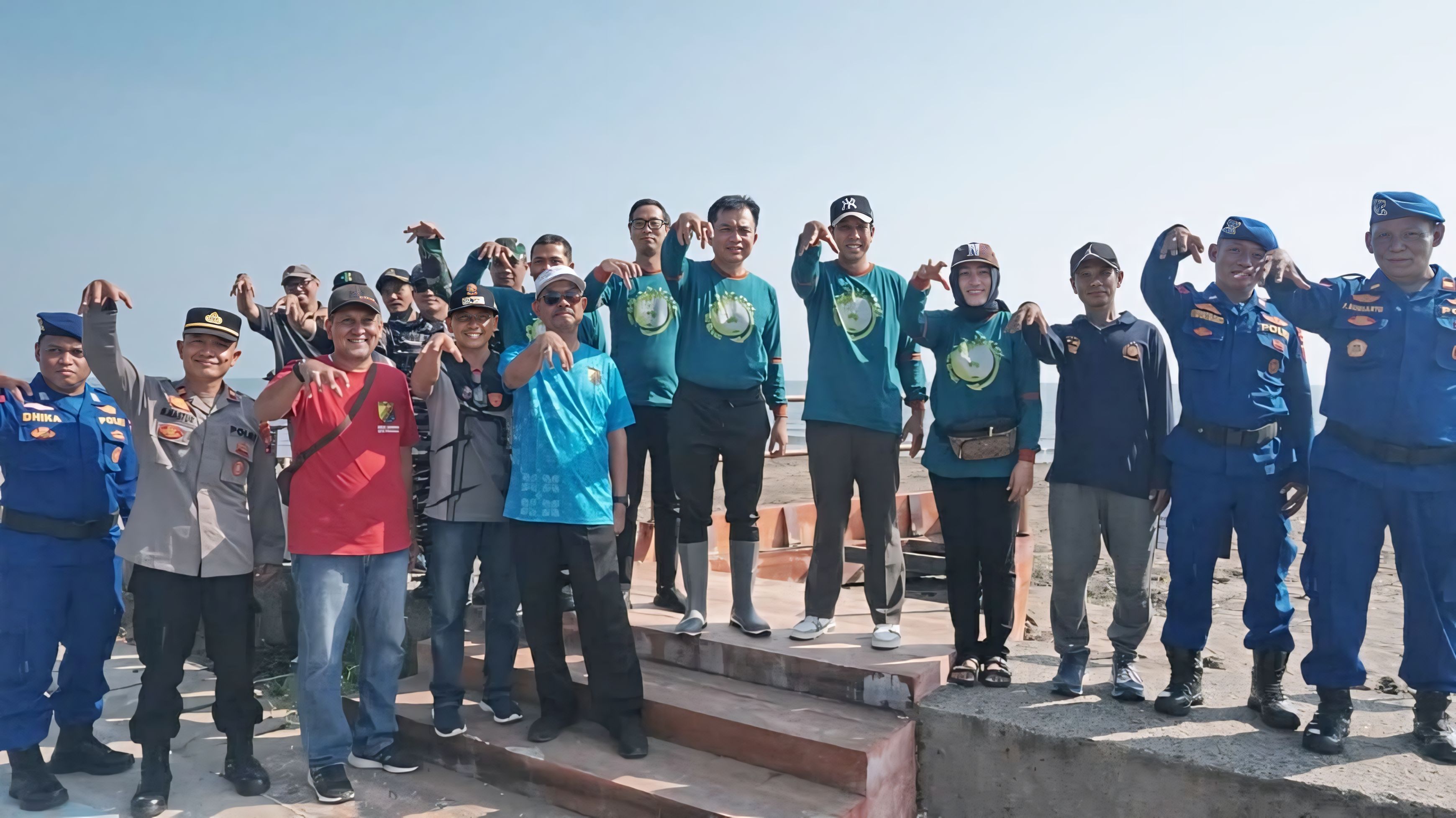 KOMPAK - DLH Bersama tim relawan berfoto Bersama usai penanaman 1.500 mangrove dan aksi bersih pantai di kawasan Pantai Pasir Kencana, Kamis (5/6/2025).