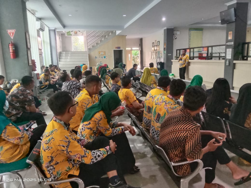 ADMINISTRASI KEPENDUDUKAN: Kepala Dindukcapil Kabupaten Pekalongan Ajid Suryo Pratondo saat pertemuan dengan para staf membahas zonasi cetak KTP-el.