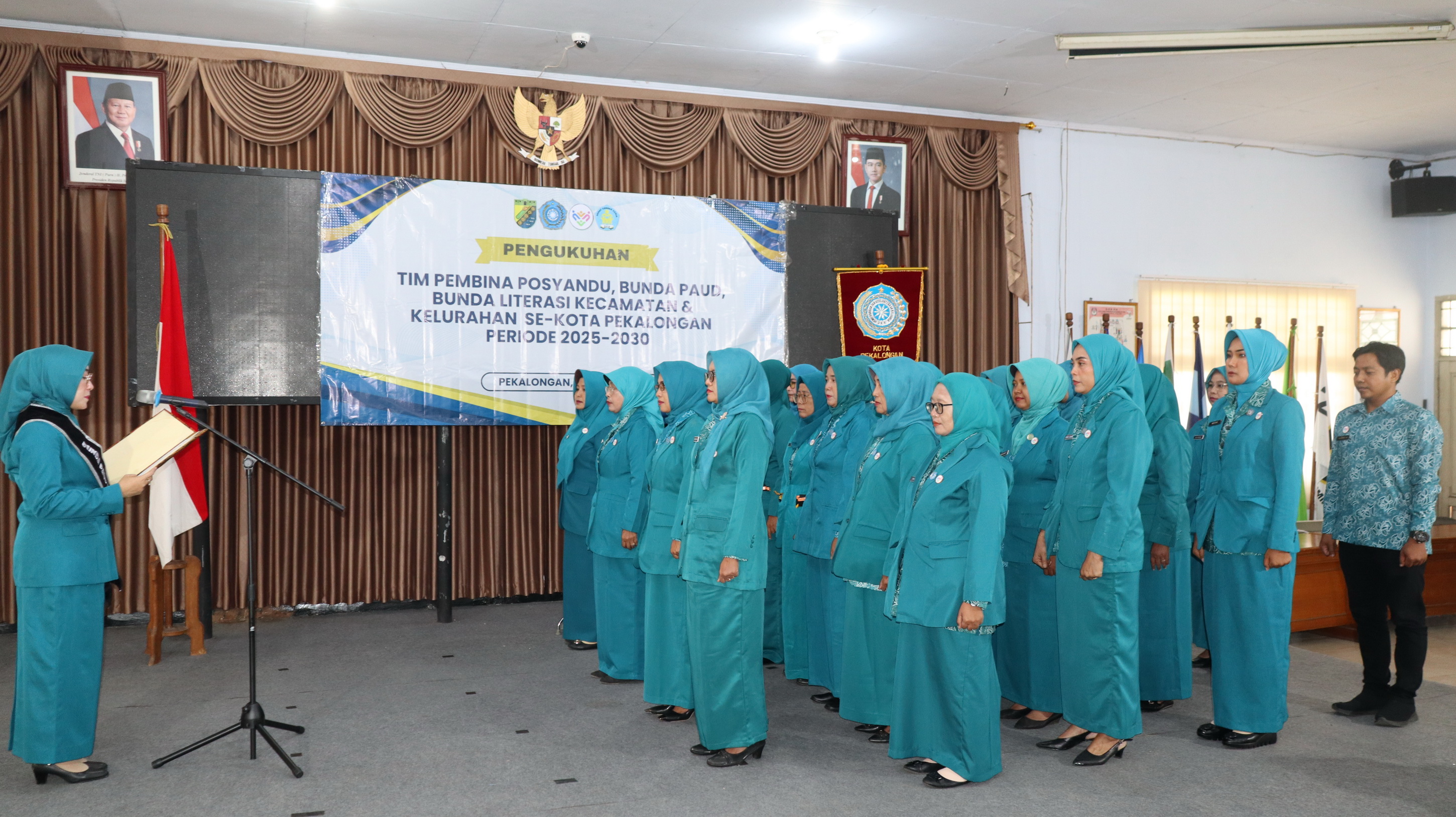 KUKUHKAN - Ketua TP PKK KOta Pekalongan Inggit Soraya saat mengpengukuhan 31 Tim Pembina Posyandu, Bunda PAUD, dan Bunda Literasi tingkat kelurahan dan kecamatan Kota Pekalongan, Rabu siang (4/6/2025)