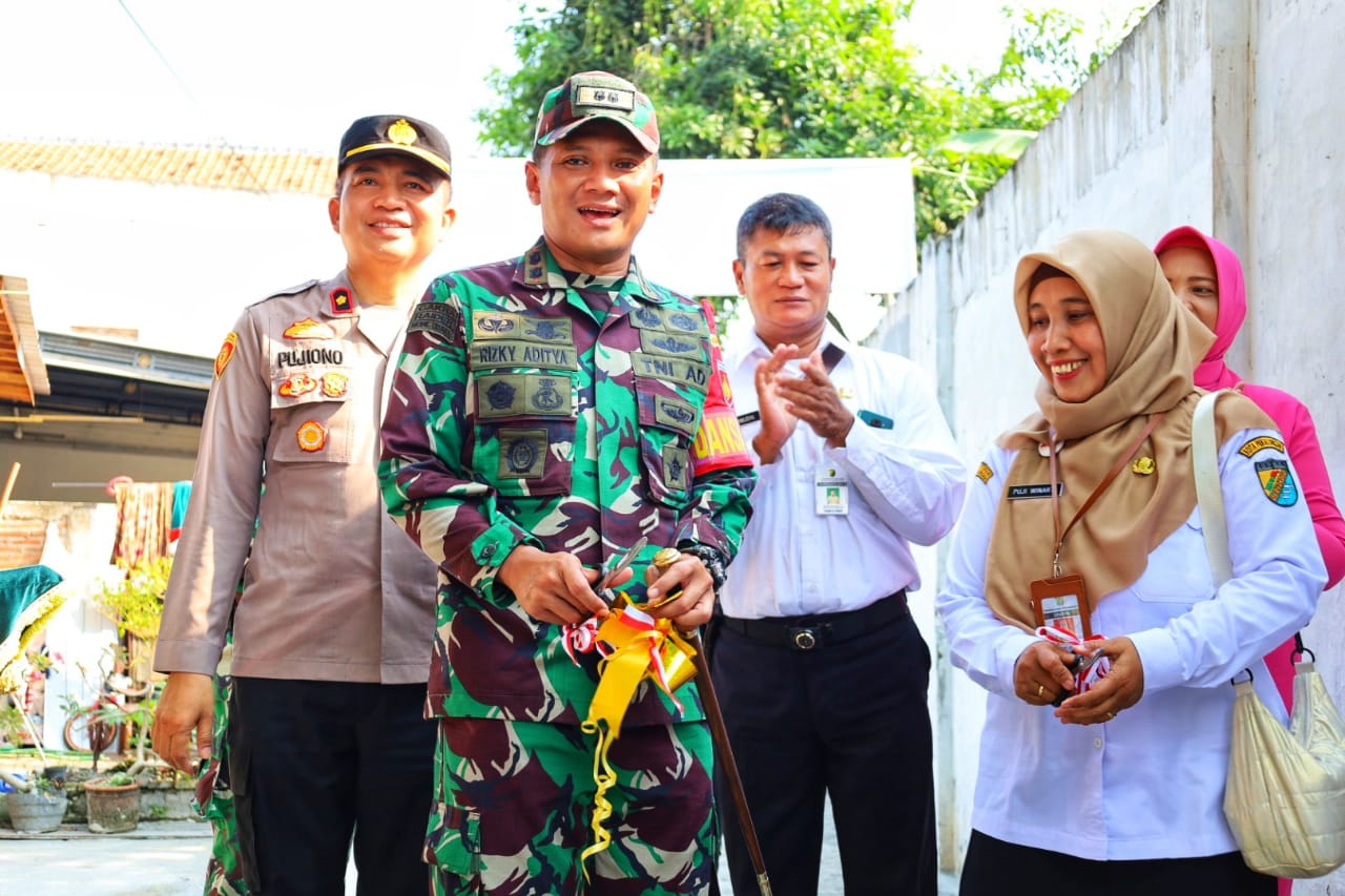 RESMIKAN - Dandim 0710/Pekalongan, Bersama Wakapolres, Lurah Sapuro Kebulen dan Perwakilan Pemkot Pekalongan saat resmikan jaalan baru hasil TMMD, pada Rabu (4/6/2025).