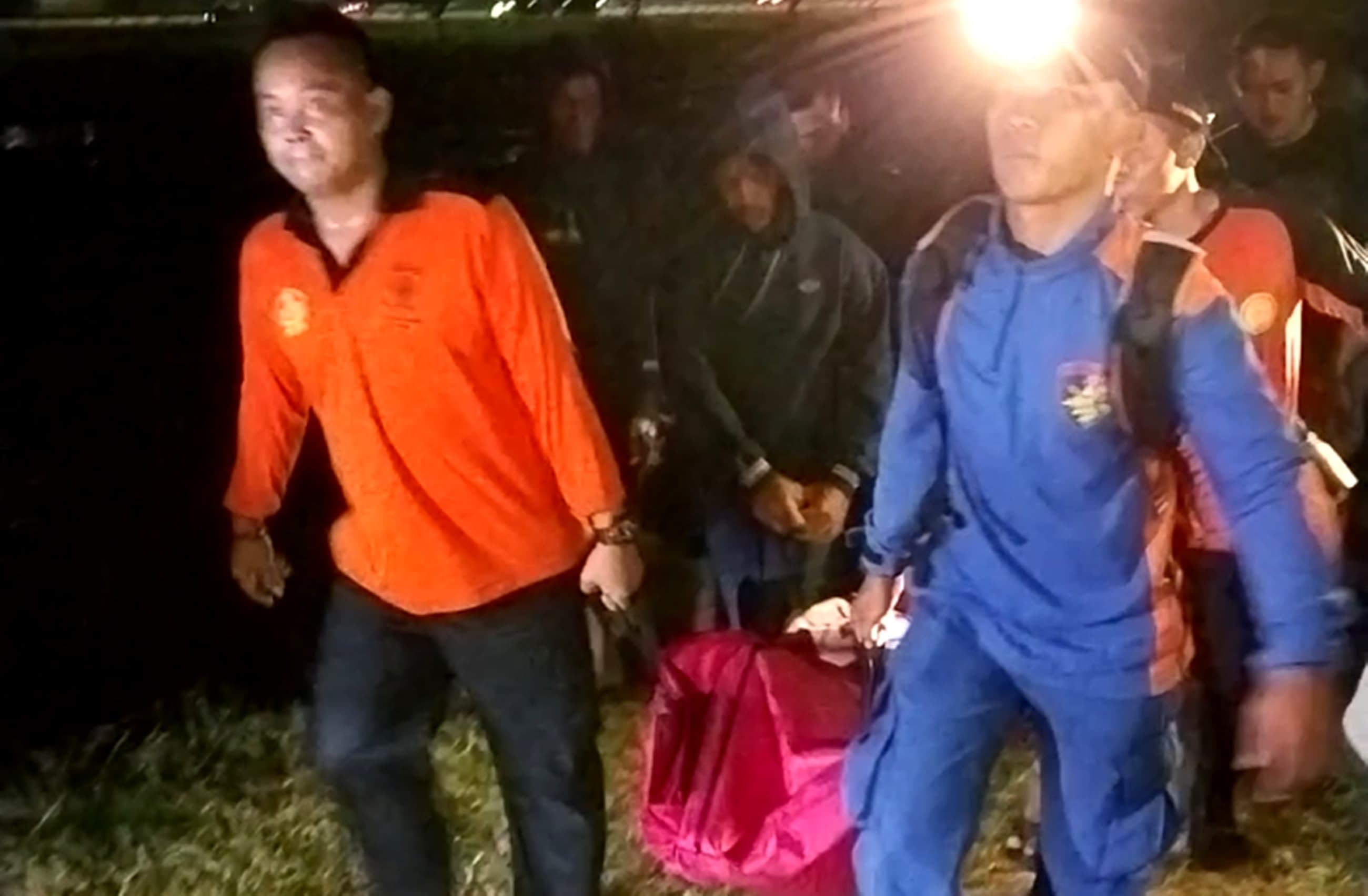 EVAKUASI : Tim Basarnas mengevakuasi Alif Bagus Santoso yang tenggelam di saluran irigasi Kali Kuto desa Sambongsari Kecamatan Weleri, Selasa malam&nbsp;(03/06/2025).