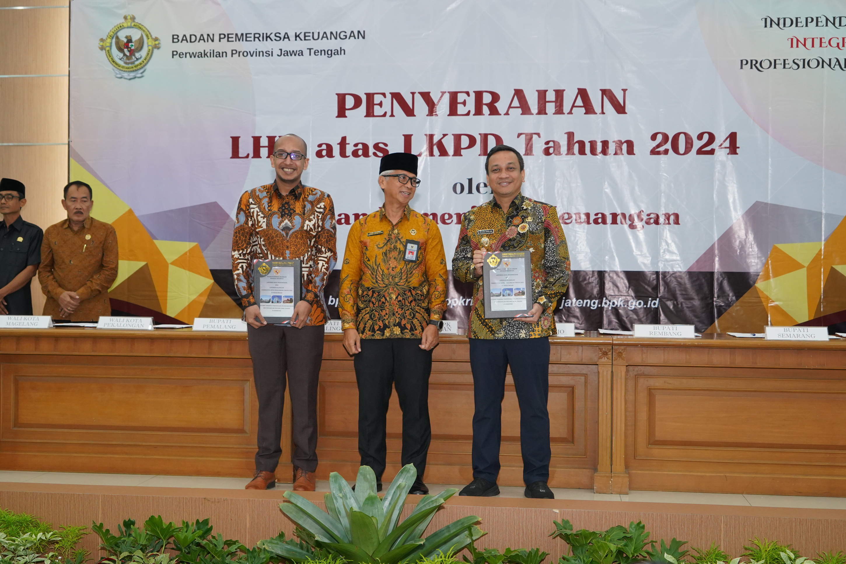 TERIMA PENGHARGAAN - Wali Kota Pekalongan HA Afzan Arslan Djunaid dan Ketua DPRD Azmi saat menerima penghargaan dari BPK RI Perwakilan Jawa Tengah,  di Semarang Kamis (5/6/2025).