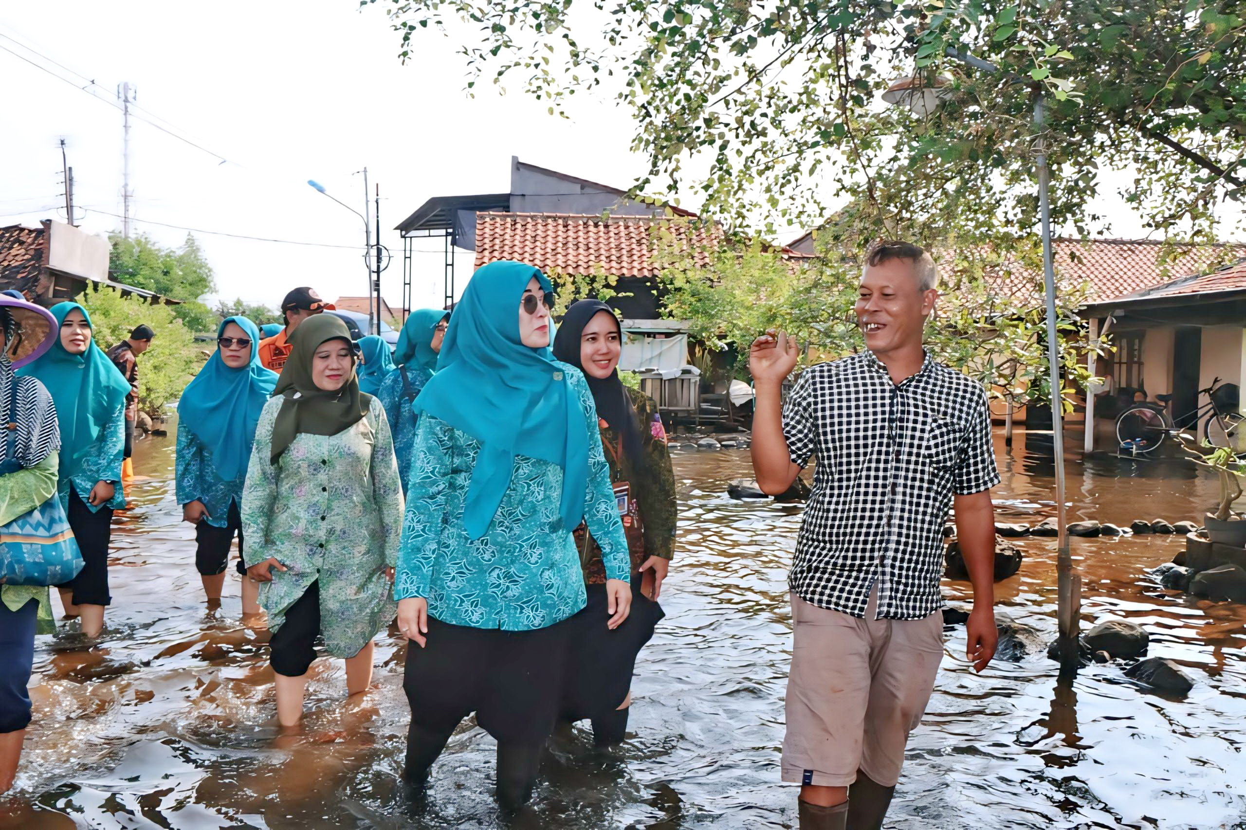 TINJAU LANGSUNG - Ketua TP PKK Kota Pekalongan Inggit Soraya, saat meninjau langsung lokasi banjir di wilayah Kramatsari pada Kamis (5/6/2025).