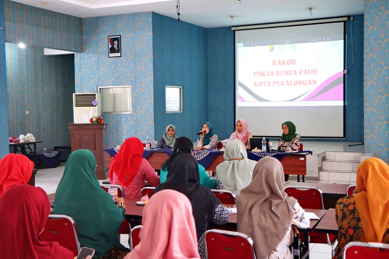 RAKOR - Bunda PAUD Hj Inggit Soraya, saat memimpin rakor Pokja Bunda PAUD periode 2025&ndash;2030, di Aula Dinas Pendidikan, Kamis (5/6/2025).