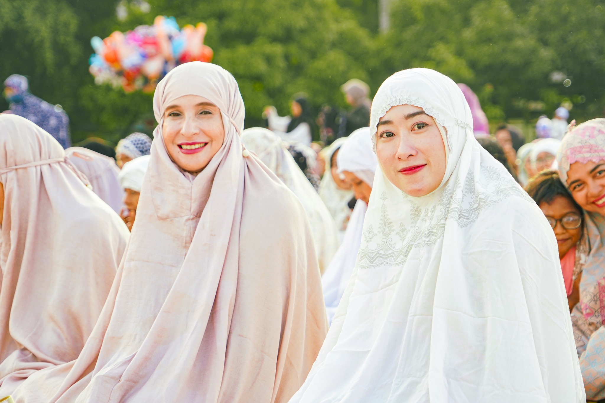 KOMPAK - Ketua TP PKK Hj Inggit Soraya dan Wakil Walikota Hj Balgis Diab turut hadir dalam sholat Idul Adha, di Lapangan Mataram, Jumat pagi (6/6/2025).