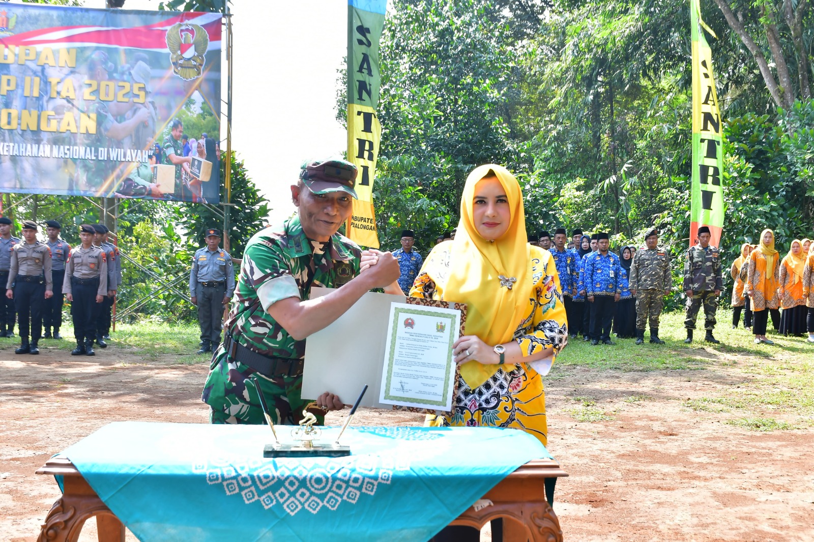 TMMD: Bupati Fadia Arafiq dan Pabung Kodim 0710/Pekalongan Mayor Kav. Purbo Suseno saat menutup TMMD Sengkuyung di Desa Kutorojo, Kecamatan Kajen, Rabu (4/6/2025).