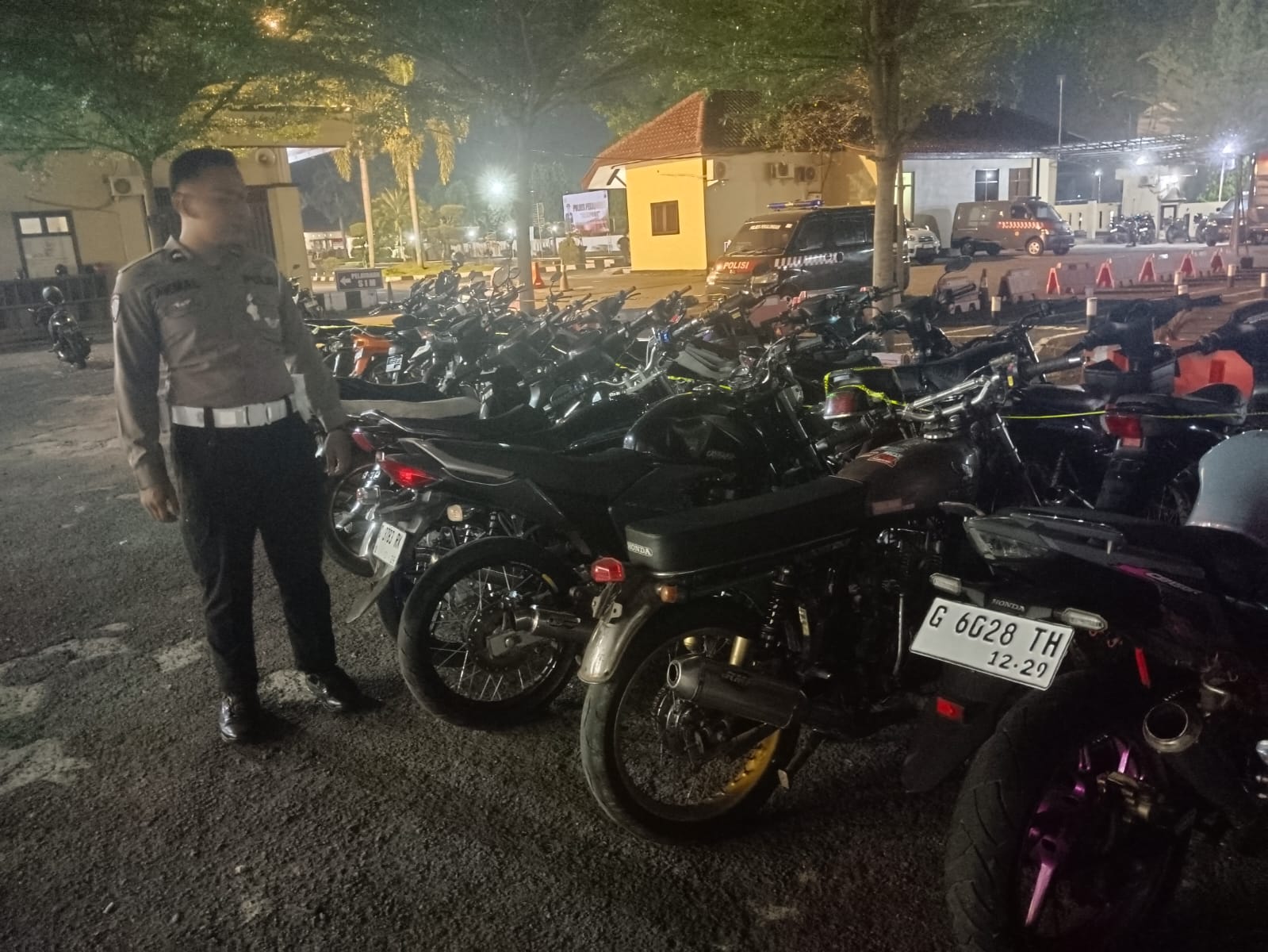 RAZIA KNALPOT BRONG: Puluhan sepeda motor di kawasan Alun-Alun Kajen diamankan Polres Pekalongan gara-gara menggunakan knalpot brong, Sabtu (7/6/2025) malam.