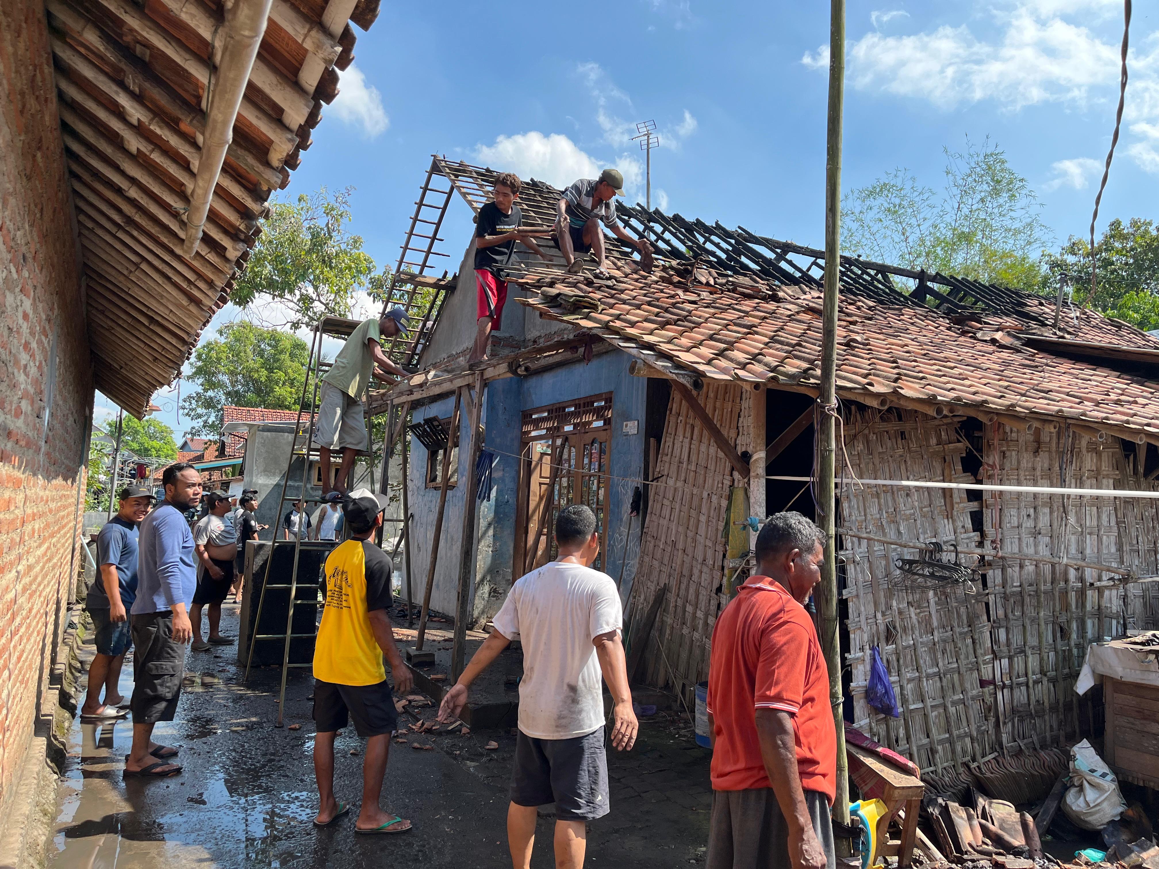 KEBAKARAN: Suasana di lokasi kebakaran usai api dipadamkan, Dusun Serut, Desa Tegalontar, Kecamatan Sragi, Kabupaten Pekalongan, Minggu (8/6/2025).