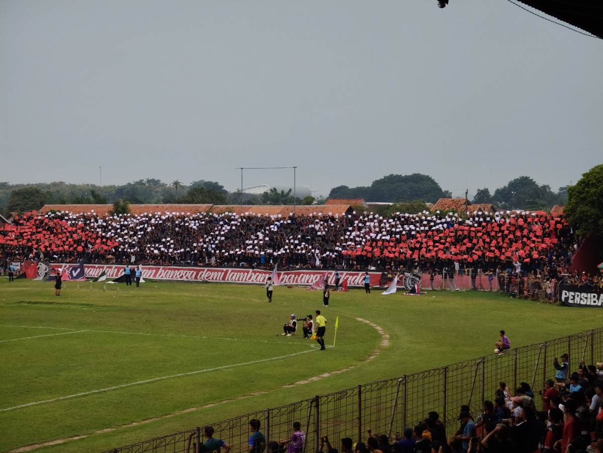 RAMAI: Suasana ramai Stadion Moh Sarengat Batang saat ada pertandingan sepakbola.