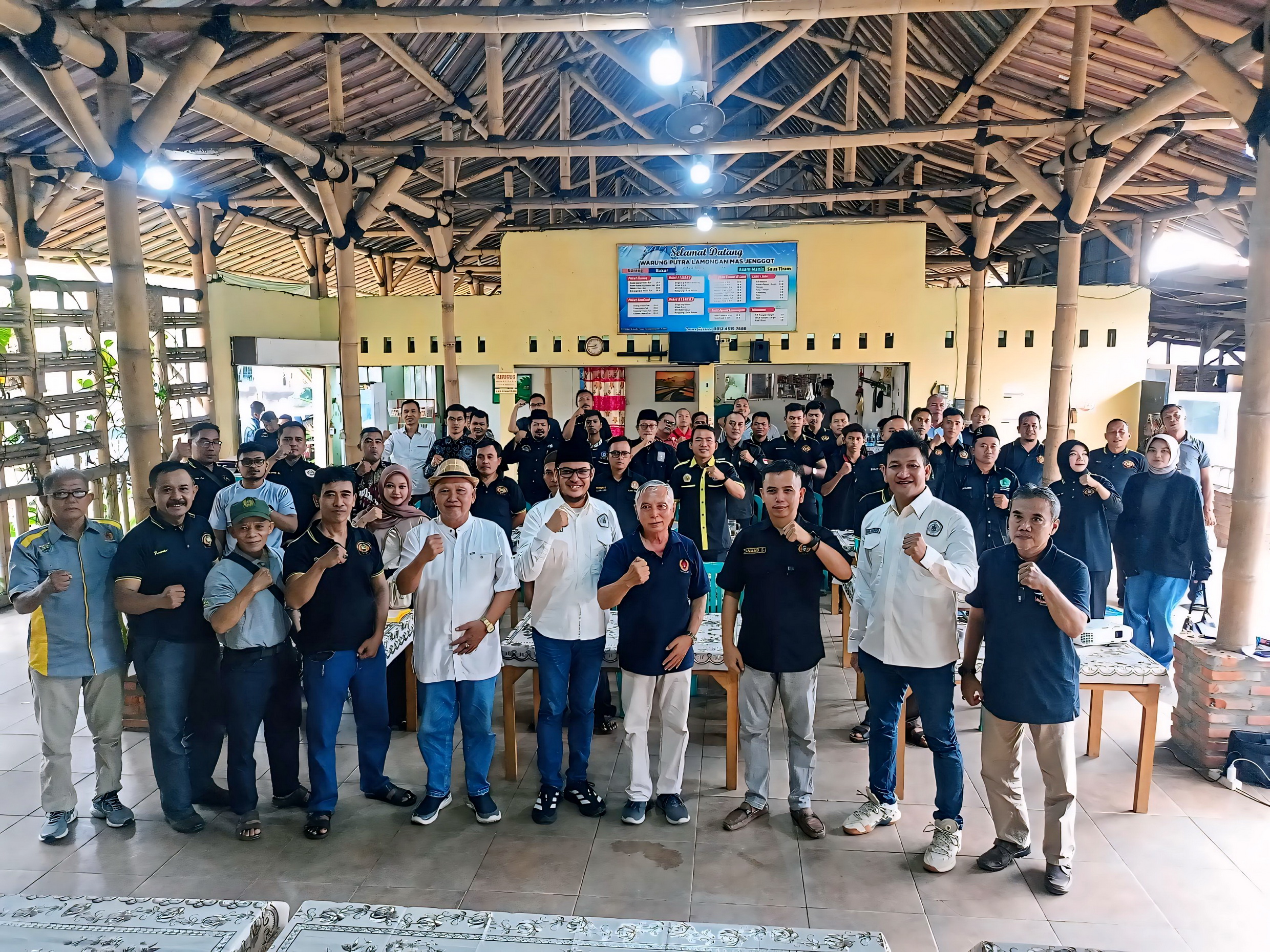 BERFOTO BERSAMA - Peserta Muskab IPSI Kabupaten Batang berfoto bersama, usai penyerahan secara simbolis ketua baru Danang AS, di&nbsp;Minggu (8/6/2025) di Aldila Resto.