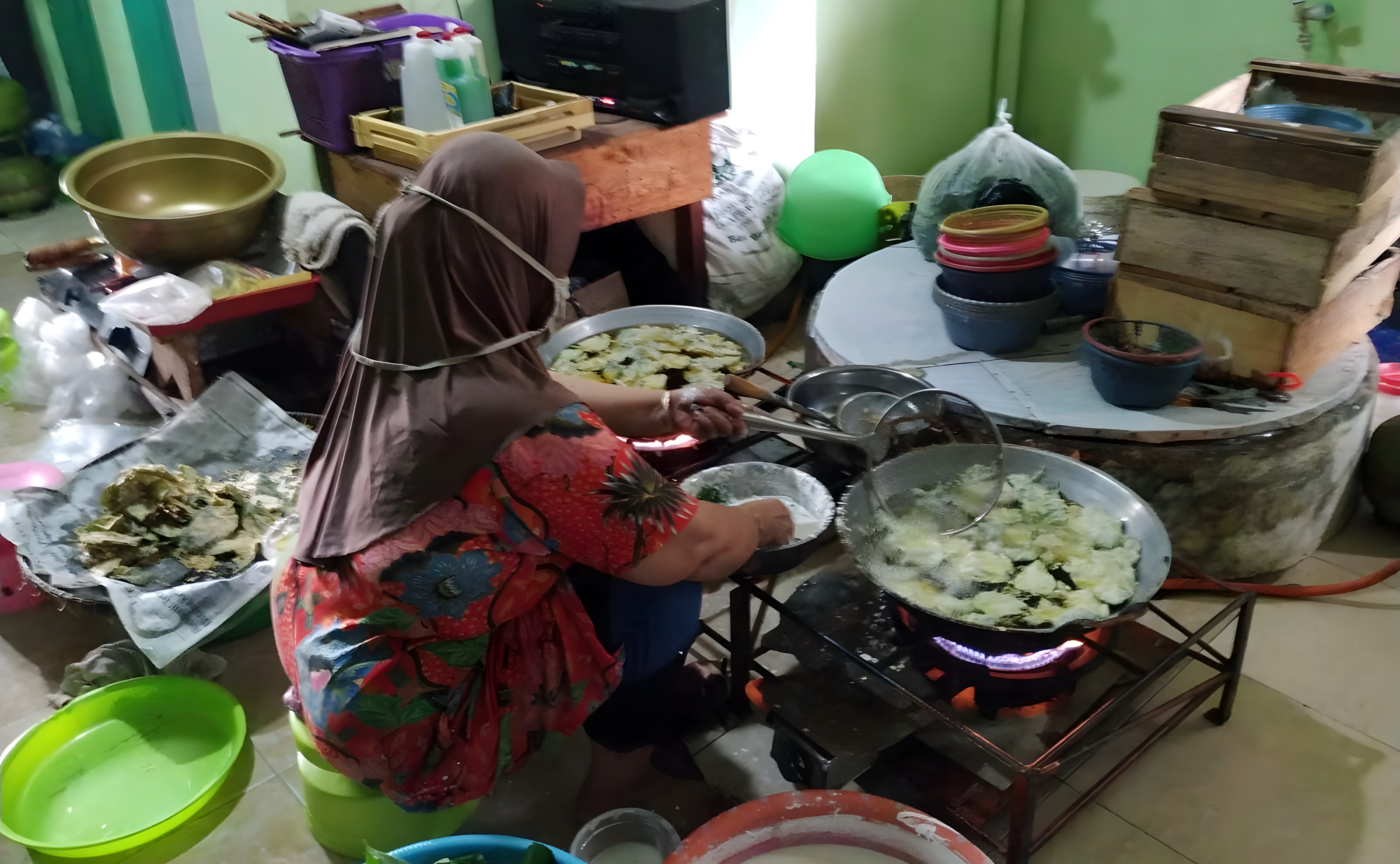 GORENG TEMPE &ndash; Salah satu usaha andalan di kelurahan Kuripan Yosoresjo, usaha tempe. Dari pembuatan hingga produk siap saji.