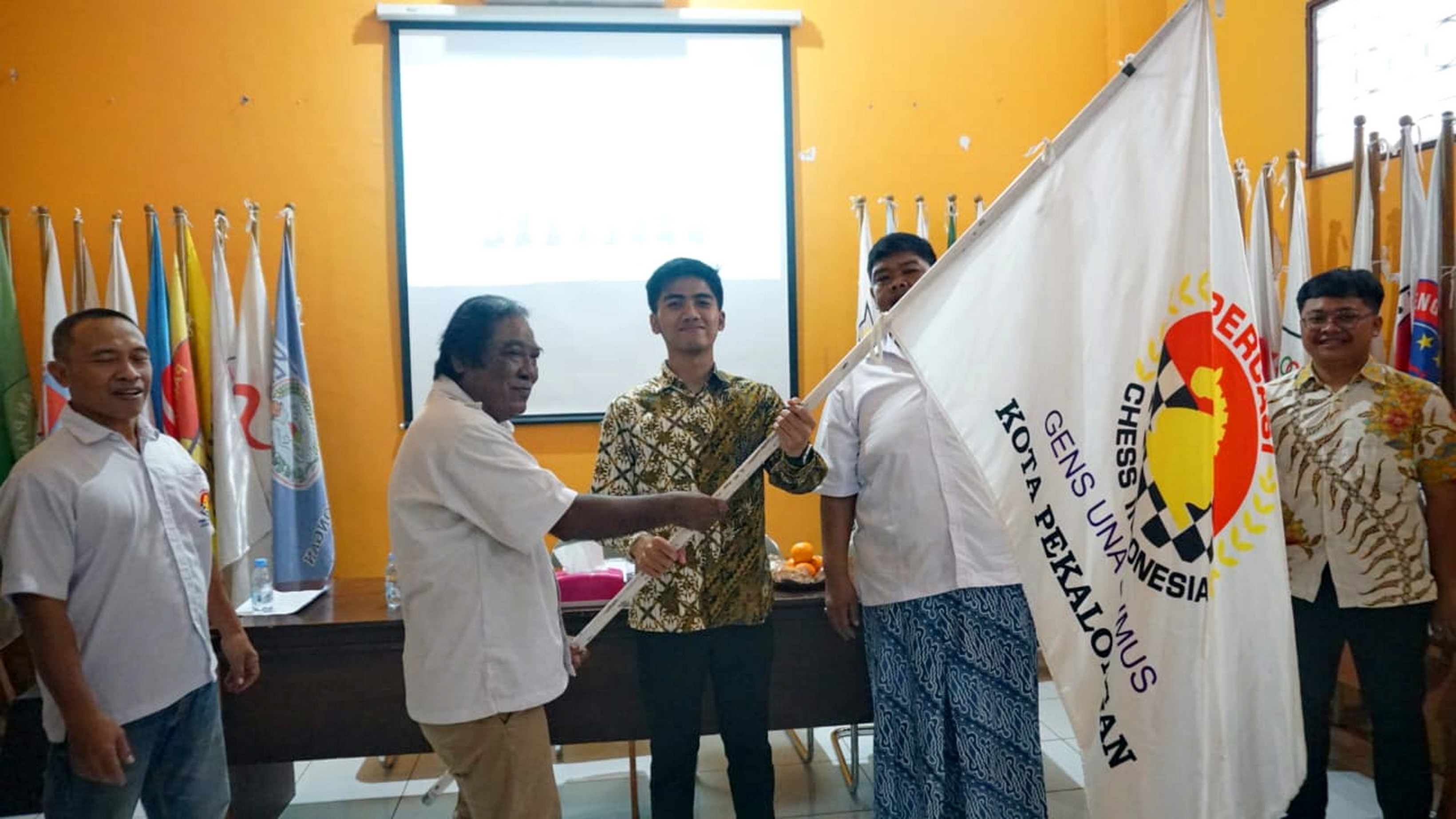 SERAHKAN - Secara simbolis Ketua Percasi baru Kota Pekalongan menerima Pataka dari pengurus KONI dan Percasi Jateng, saat Muskot, Minggu (8/6/2025) di Aula KONI.