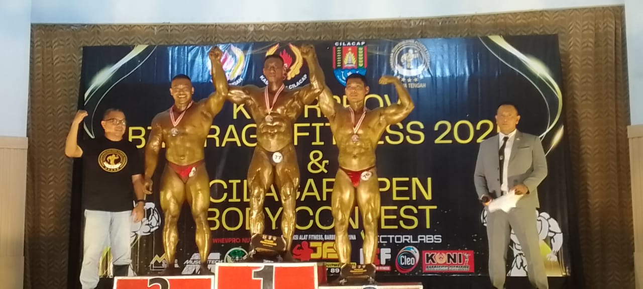 BANGGA: M. Irman Amiruzaman saat naik ke podium untuk menerima medali perak Kejuaraan Provinsi (Kejurprov) Binaraga Jawa Tengah 2025, di Cilacap, Minggu (8/6//2025).