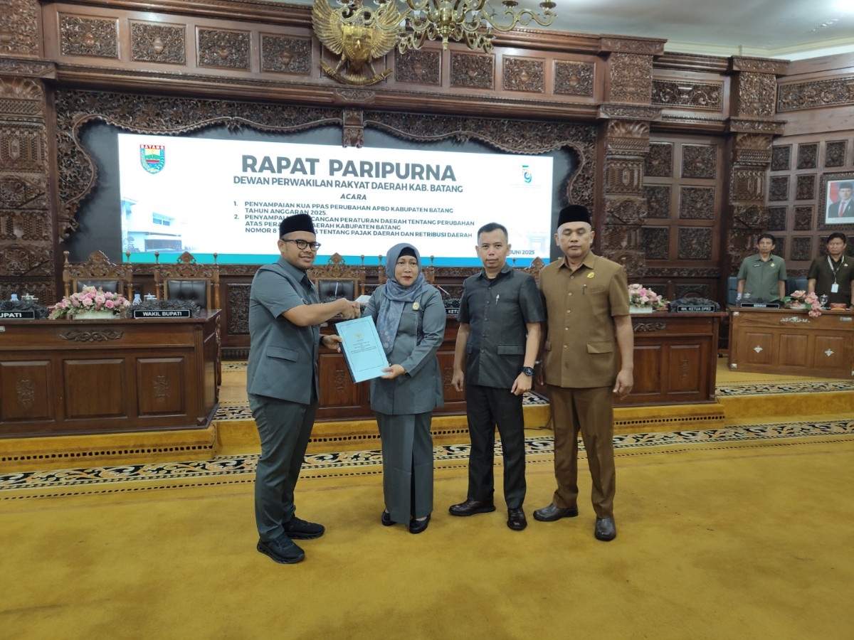 PARIPURNA: Penyerahan dua berkas Raperda dalam Rapat Paripurna DPRD Kabupaten Batang.