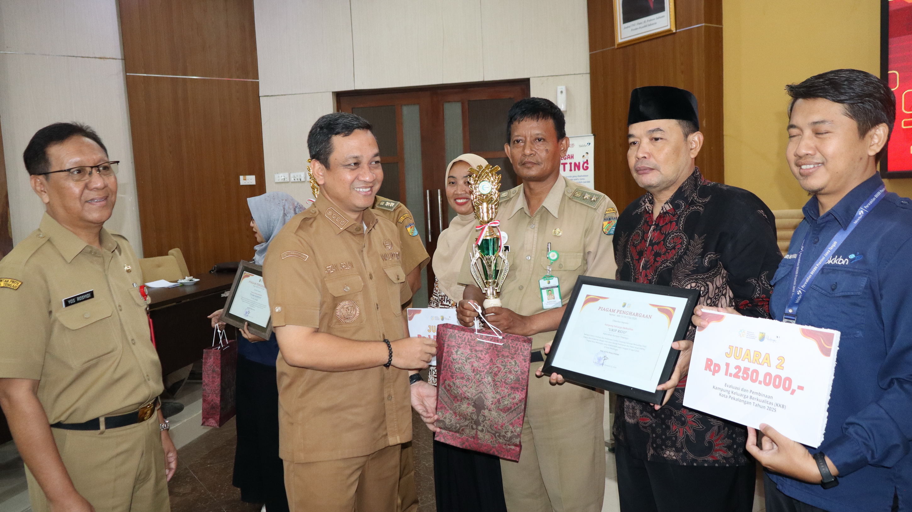 PENGHARGAAN &ndash; Walikota Aaf serahkan penghargaan Evaluasi dan Pembinaan KKB Kota Pekalongan 2025 kepada Kelurahan Kuripan Yosorejo, pada Rabu (10/6/2025).