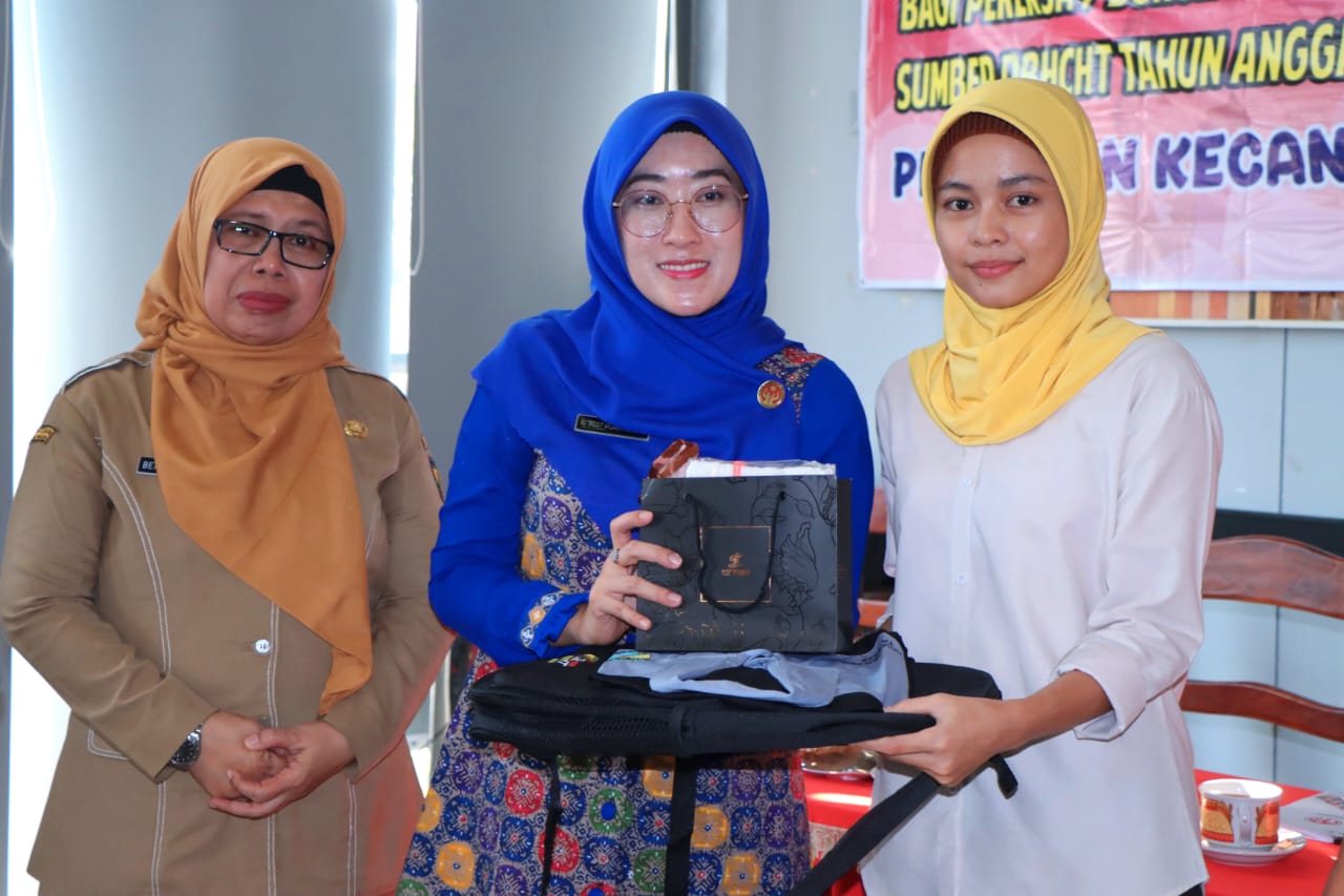 SIMBOLIS - Perwakilan buruh rokok saat menerima peralatan pelatihan MUA dari Pemkot Pekalongan oleh Ketua Dekranasda Kota Pekalongan, Inggit Soraya, pada Selasa sore (10/6/2025).