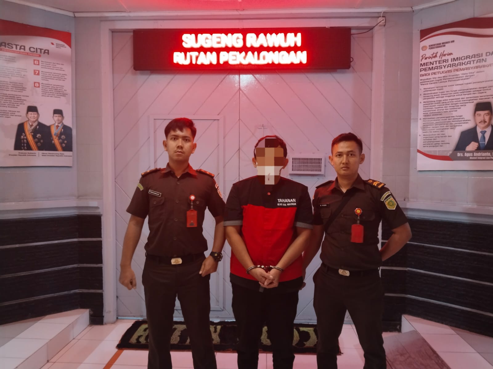 KORUPSI: Kades Kesesi JI saat dikirim ke Rutan Pekalongan setelah ditetapkan sebagai tersangka korupsi dana desa, Selasa (10/6/2025) petang.