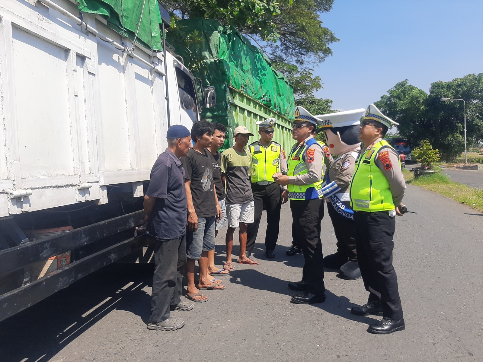 ODOL: Kasatlantas Polres Pekalongan AKP Rony Hidayat bersama anggotanya saat sosialisasi penindakan truk overload-over dimensi (odol) di jalur pantura Kabupaten Pekalongan, Selasa (10/6/2025).
