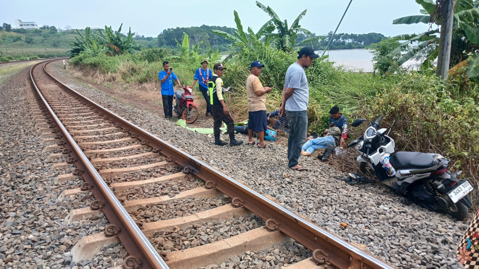 KECELAKAAN: Kondisi dua korban tertemper kereta api berada di tepian jalur kereta.