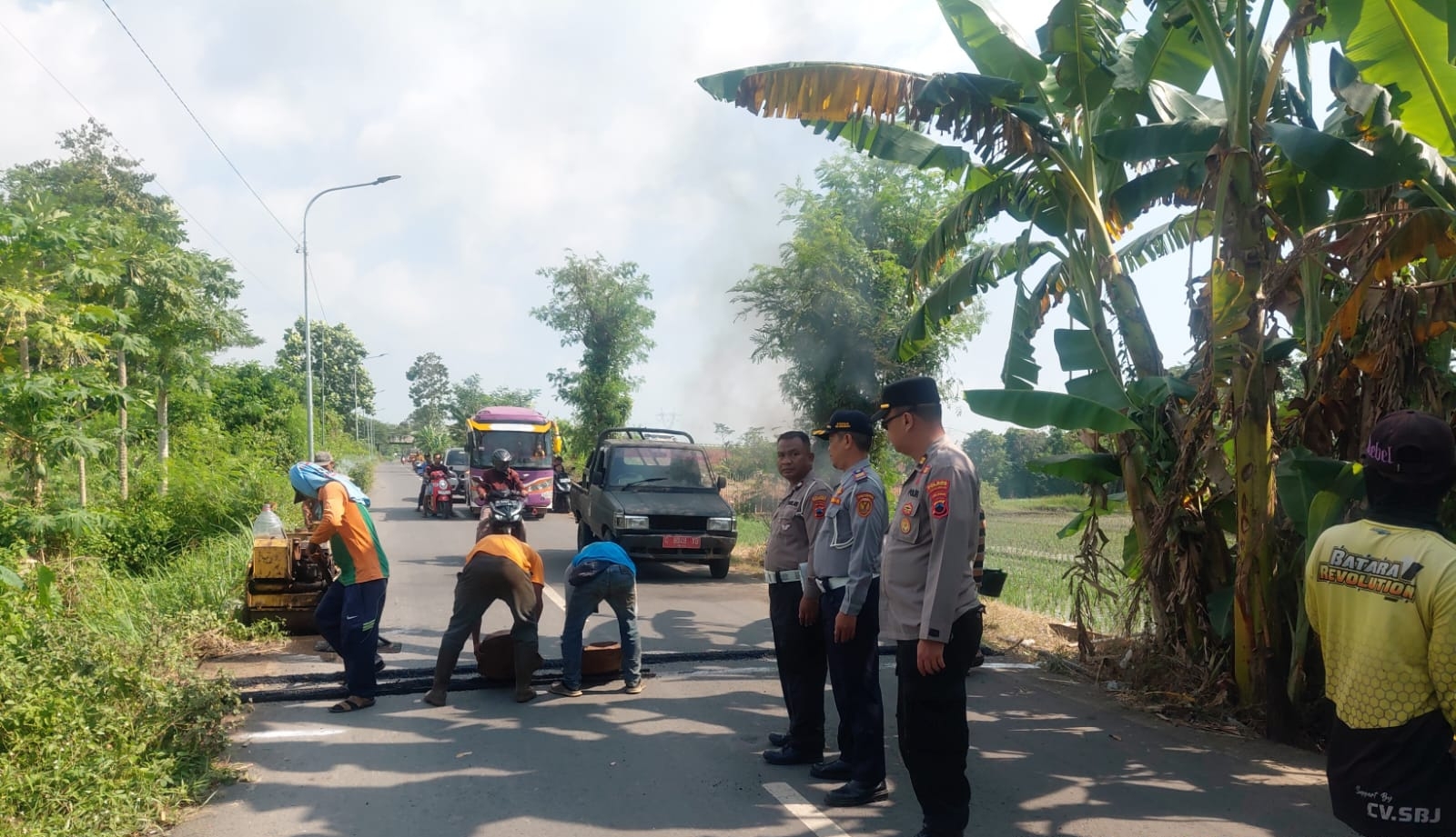 CEGAH BALAP LIAR: Proses pemasangan pita kejut di jalan raya Sragi, Kabupaten Pekalongan, beberapa waktu lalu.