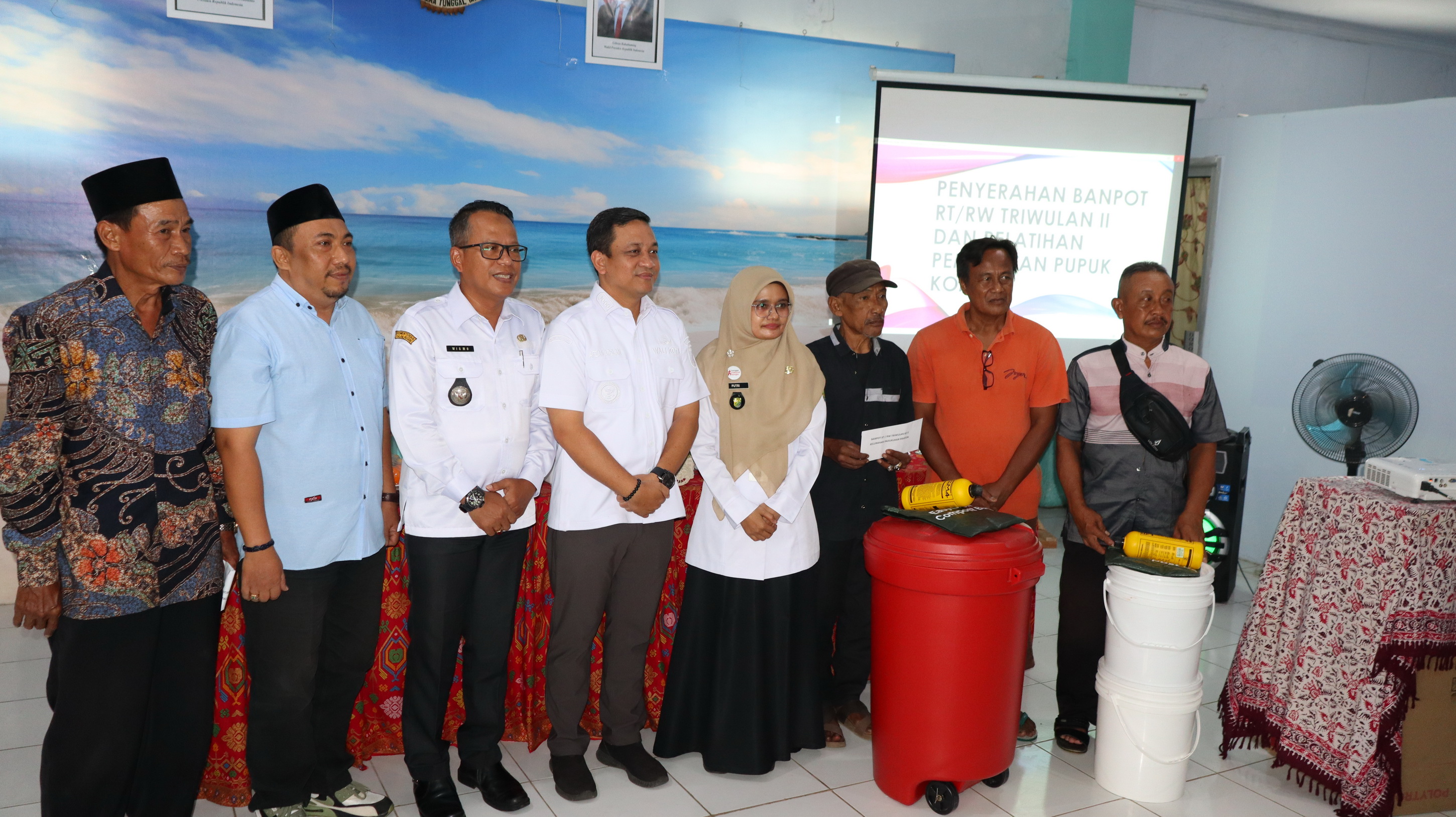 SERAHKAN - Walikota Pekalongan HA Afzan Arslan Djunaid serahkan secara&nbsp;simbolis alat pengolah sampah organik&nbsp;ke perwakilan RT Padukuhan&nbsp;Kraton, Kamis (11/6/2025).
