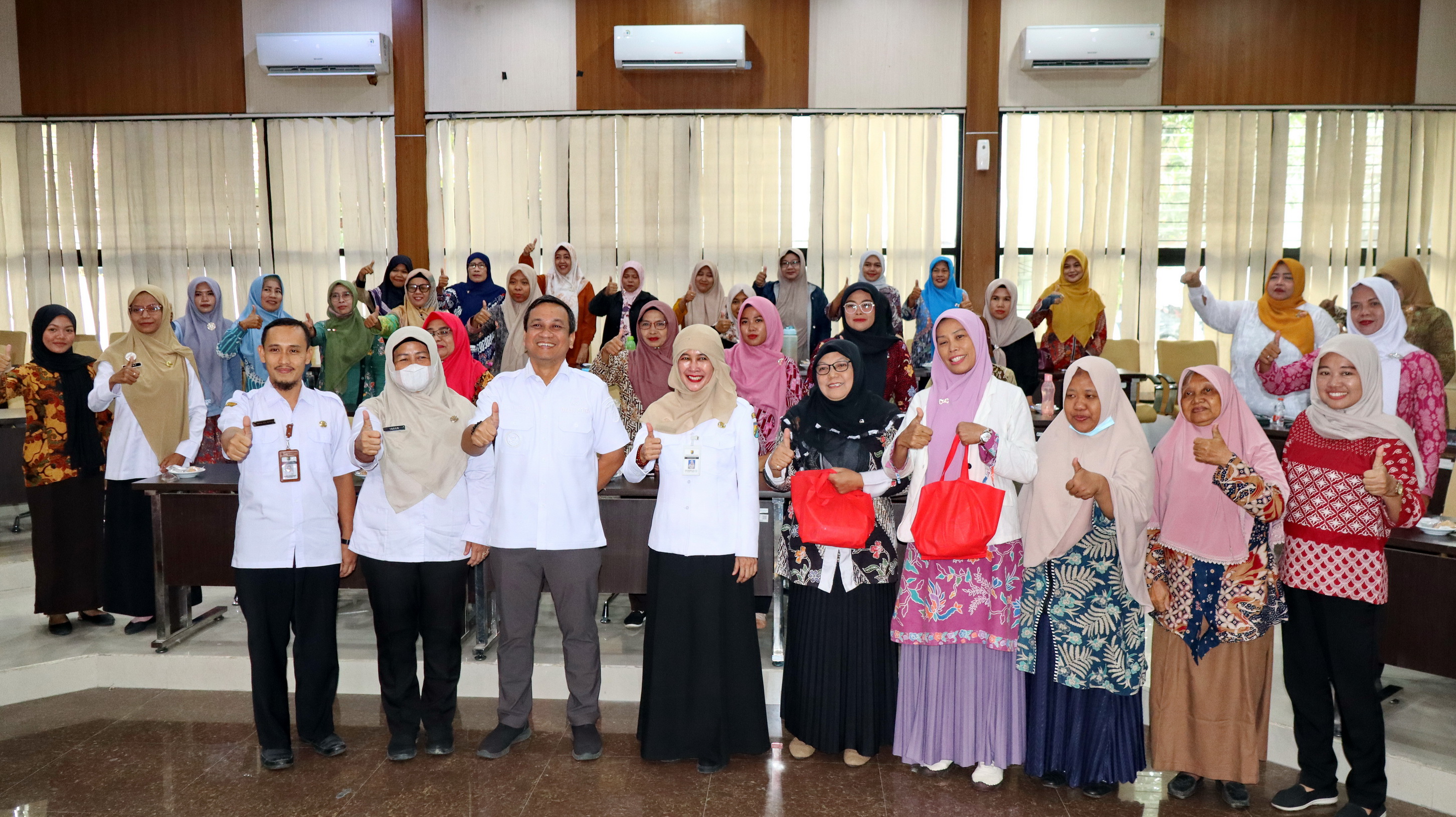 FOTO BERSAMA - Pemkot Pekalongan saat menggelar Orientasi Pengasuhan Anak Usia Dini melalui Bina Keluarga Balita (BKB) dan Tamasya di Ruang Buketan Setda, Rabu (11/6/2025).