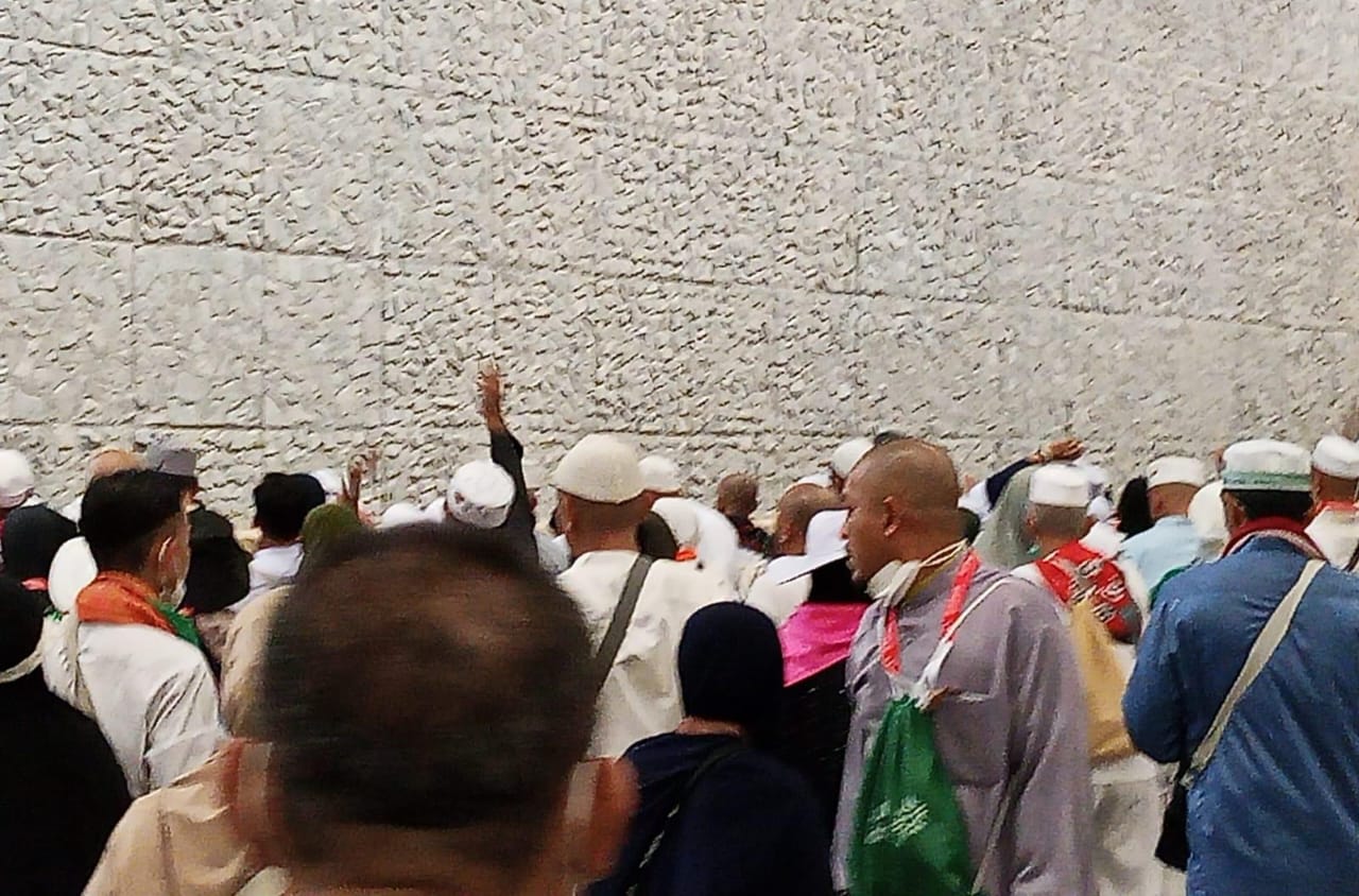 LEMPAR JUMROH - Jamaah Haji Kota Pekalongan saat melakuan lempar umroh di Mina, sebelum balik ke penginapan dan melakukan ibadha selanjutnya.