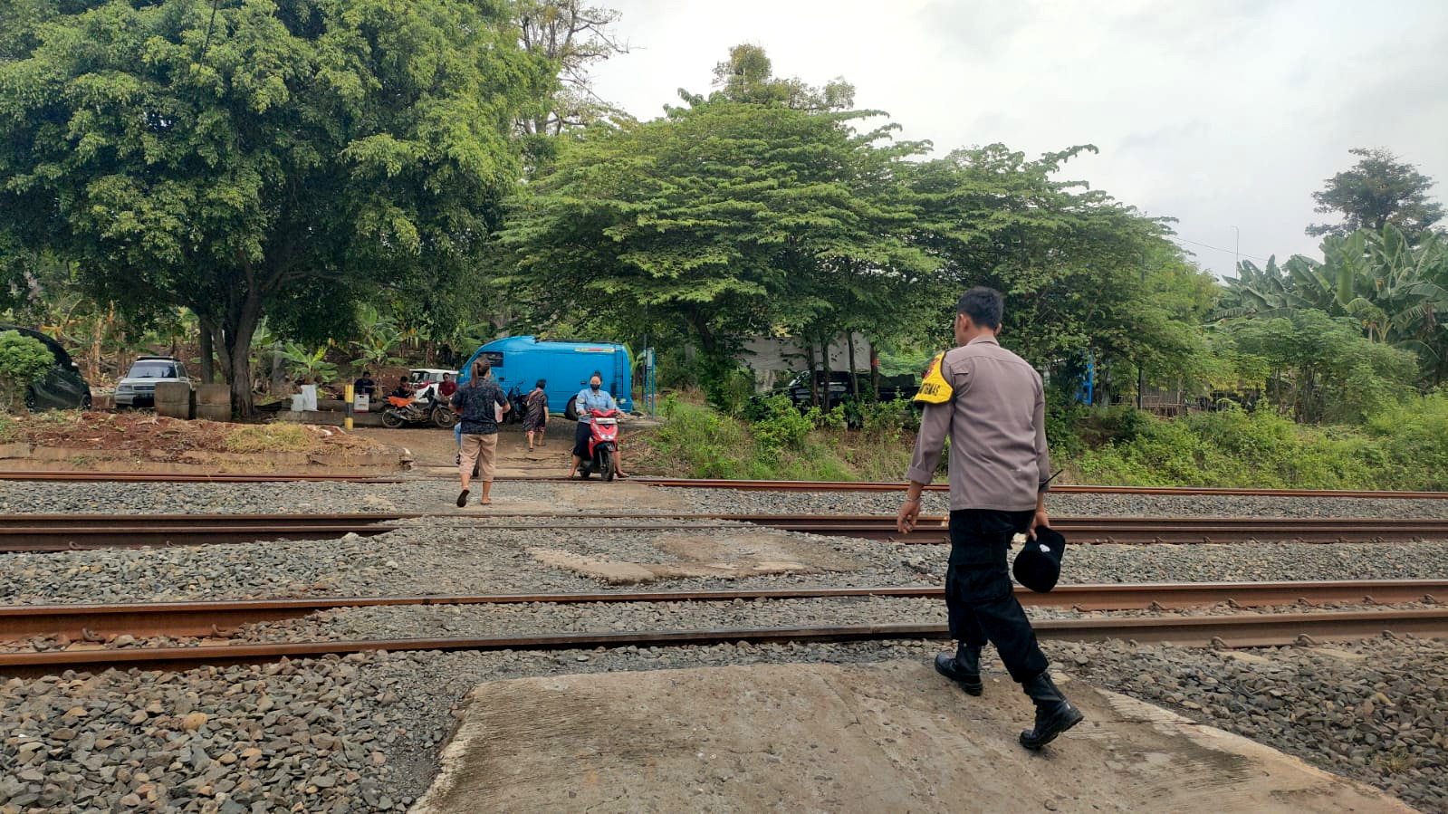 TANPA PALANG PINTU  - Lokasi korban tertabrak kereta api barang Kalmas Cargo 2529 tanpa palang pintu di Plabuan desa Ketanggan Kecamatan Gringsing,  Kamis&nbsp;(11/06/2025).