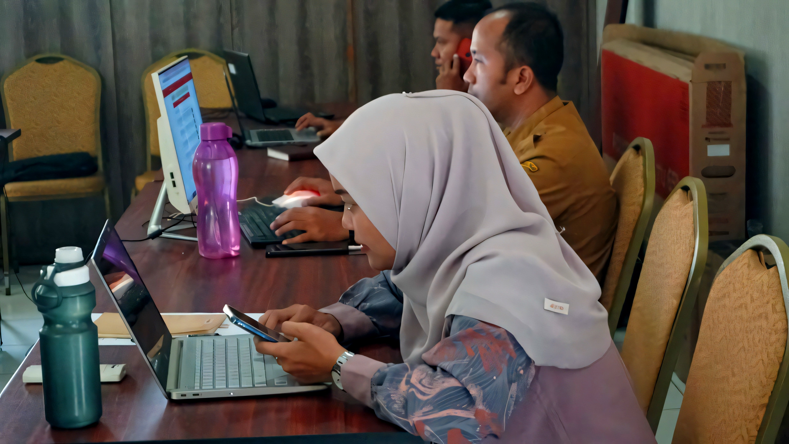 VERIFIKASI - Tim verifikator perwakilan SMP di Kota Pekalongan, saat verifikasi data calon peserta didik baru, di Aula Dindik setempat.
