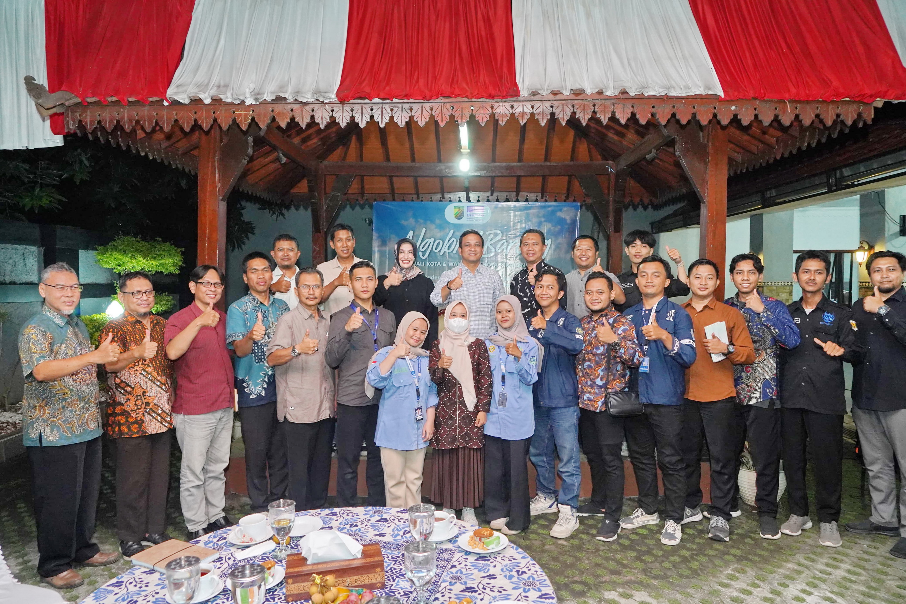 BERFOTO BERSAMA - Usai diskusi ali Kota dan Wakil Wali Kota berfoto dengan perwakilan Akademisi dan mahasiswa Pekalongan, Rabu malam (11/6/2025).