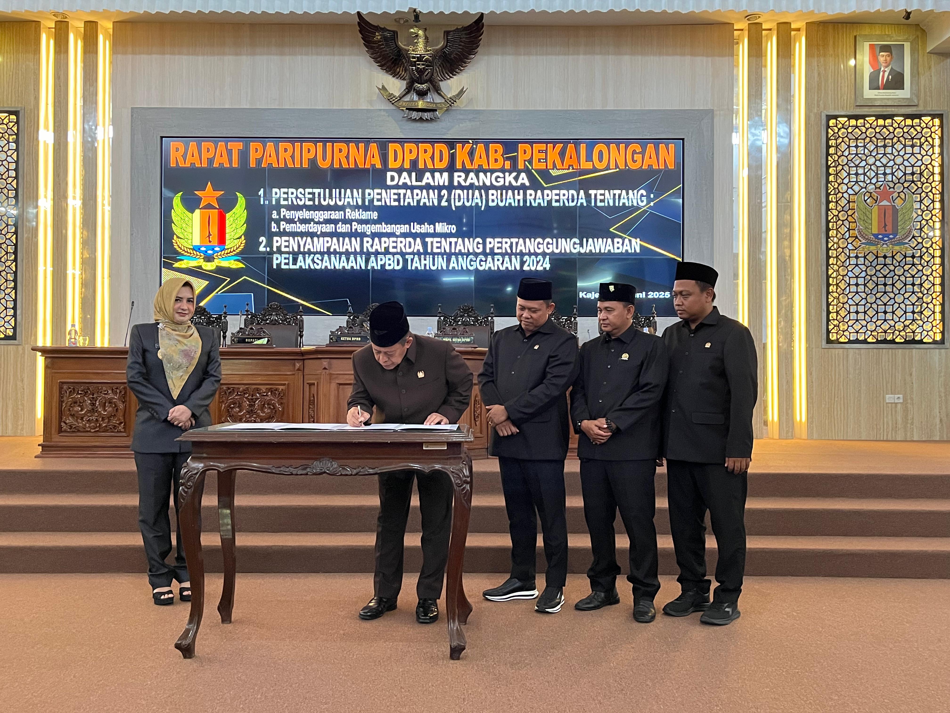 PARIPURNA: Bupati Pekalongan Fadia Arafiq bersama Pimpinan DPRD Kabupaten Pekalongan saat menandatangani persetujuan penetapan Raperda Reklame dan Raperda Usaha Mikro, Kamis (12/6/2025).