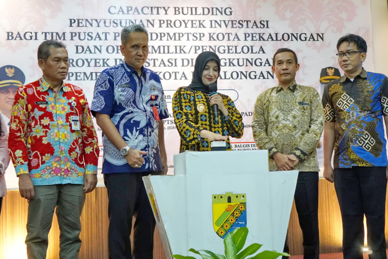 RESMIKAN - Wakil Wali Kota Pekalongan Hj Balgis Diab, Plt Kepala DPMPTSP dan Guru Besar Unikal saat peresmian PUSAT PENA, Kamis (12/6/2025) di Hotel KHAS Pekalongan.