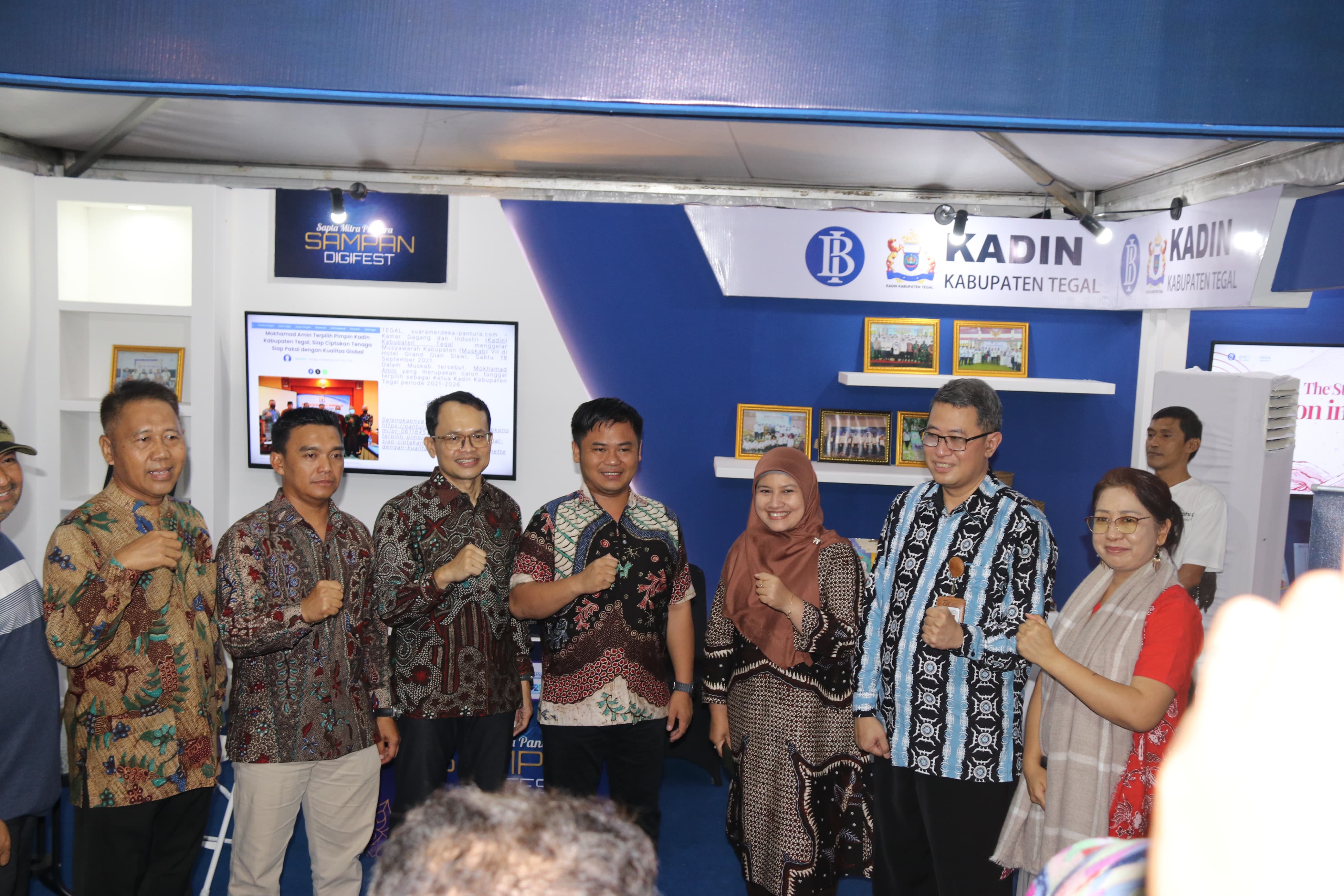 KOMPAK - Sejumlah pejabat dari Kabupaten Tegal dan Kepala KPw BI Tegal Bimala berfoto bersama saat gelaran Slawi Ageng pada Rabu malam (11/6/2025).