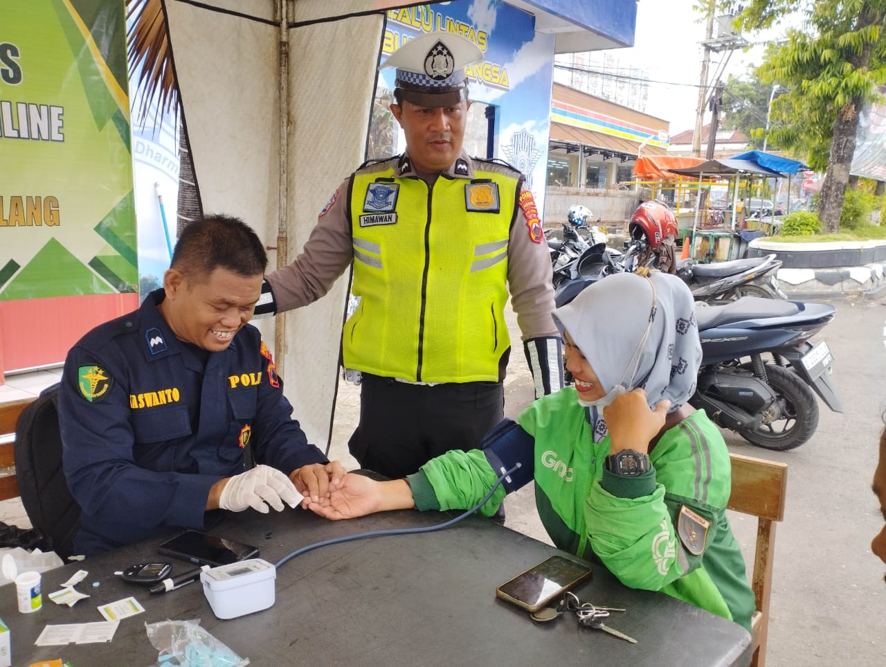 PERIKSA GRATIS - Salahsatu ojol di Pemalang saat memanfaatkan pemeriksaan Kesehatan gratis di di Pos Polisi Alun-Alun Kabupaten Pemalang, Kamis (12/6/2025).
