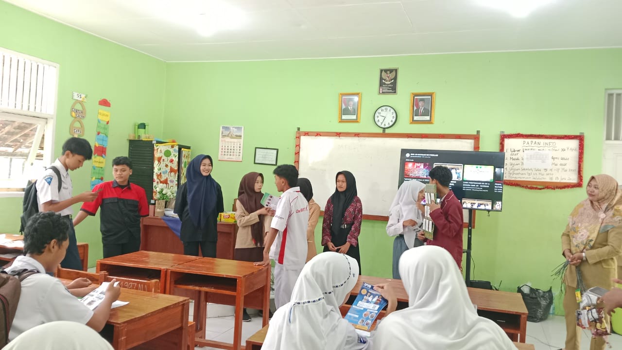 EDUKASI - Siswa-siswi kelas IX SMP Negeri 15 Pekalongan saat menyimak paparan tetang sekolah tingkat SLTA dari salah satu sekolah di Pekalongan.