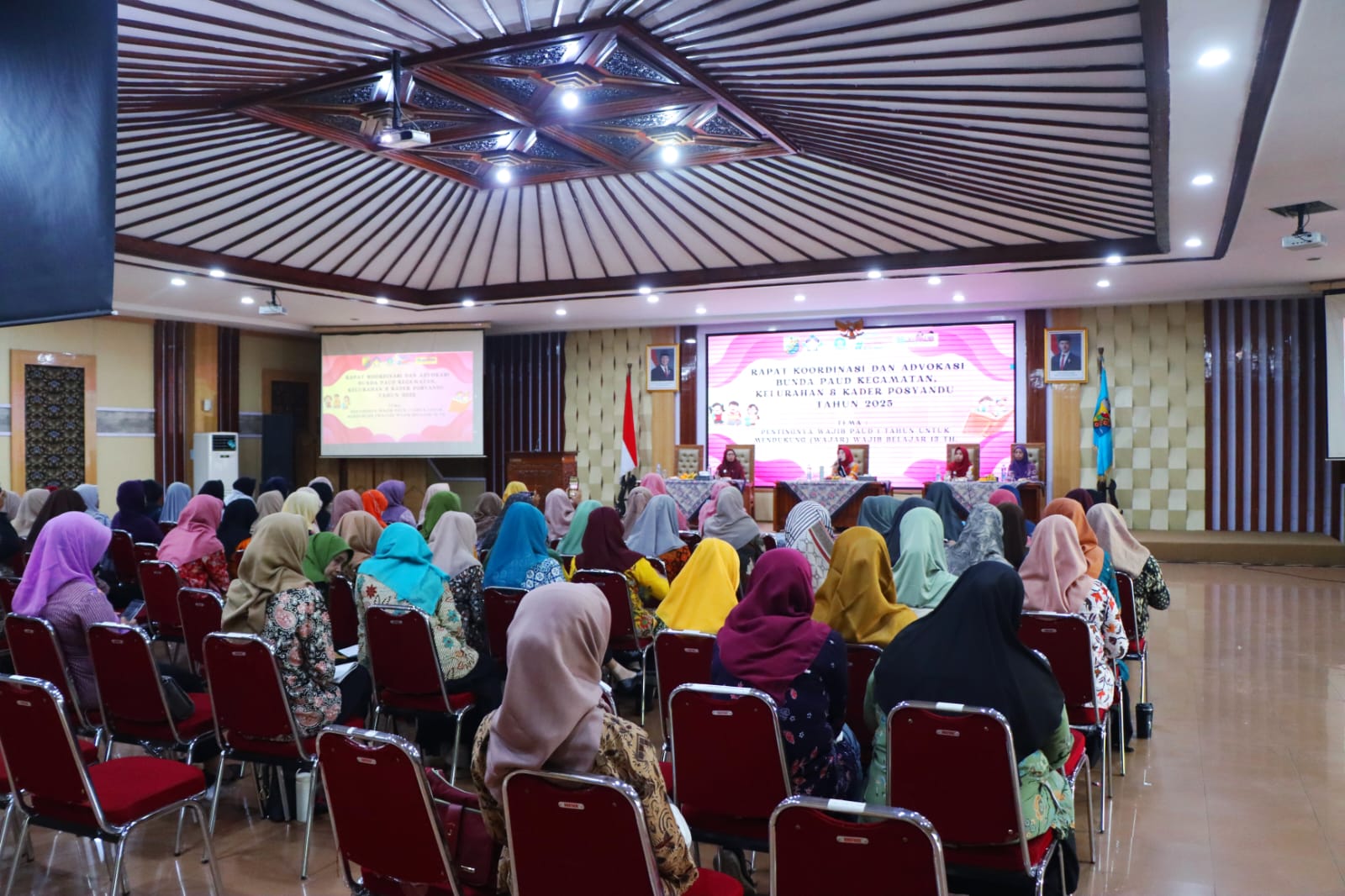 SOSIALISASI - Bunda PAUD Kota Pekalongan, Inggit Soraya saat berikan sosialisasi Wajib Belajar 13 tahun kepada Pojak Bunda PAUD di Ruang Jlamprang Setda Kota Pekalongan, Kamis, (12/6/2025).