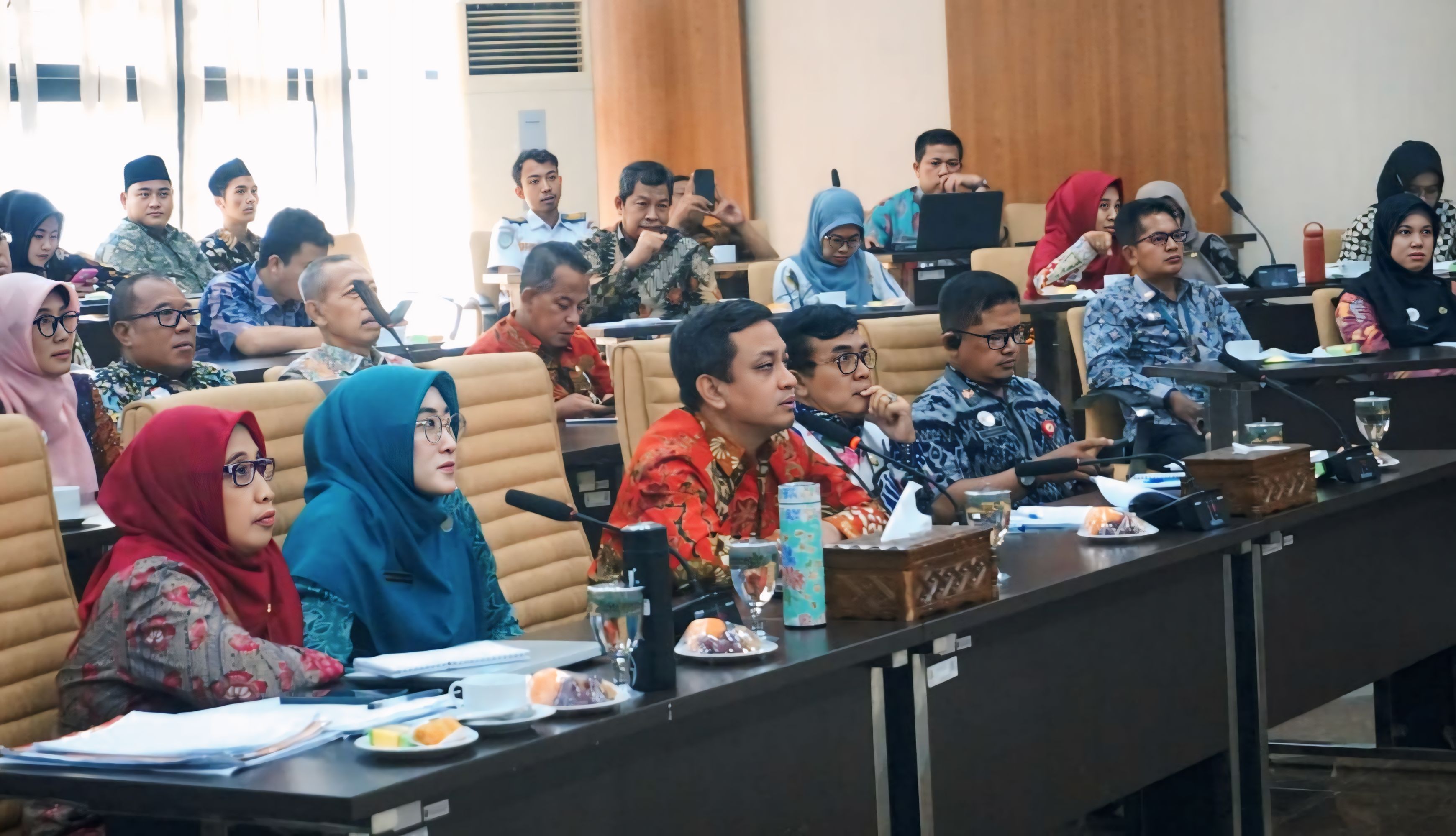 MENYIMAK - Wali Kota HA Afzan Arslan Djunaid bersama Ketua TP PKK Inggit Soraya dan kepala OPD, saat menyimak laporan dari perwakilan KemenPPA, dalam Verifikasi Hybrid Evaluasi KLA, Kamis (13/6/2025).