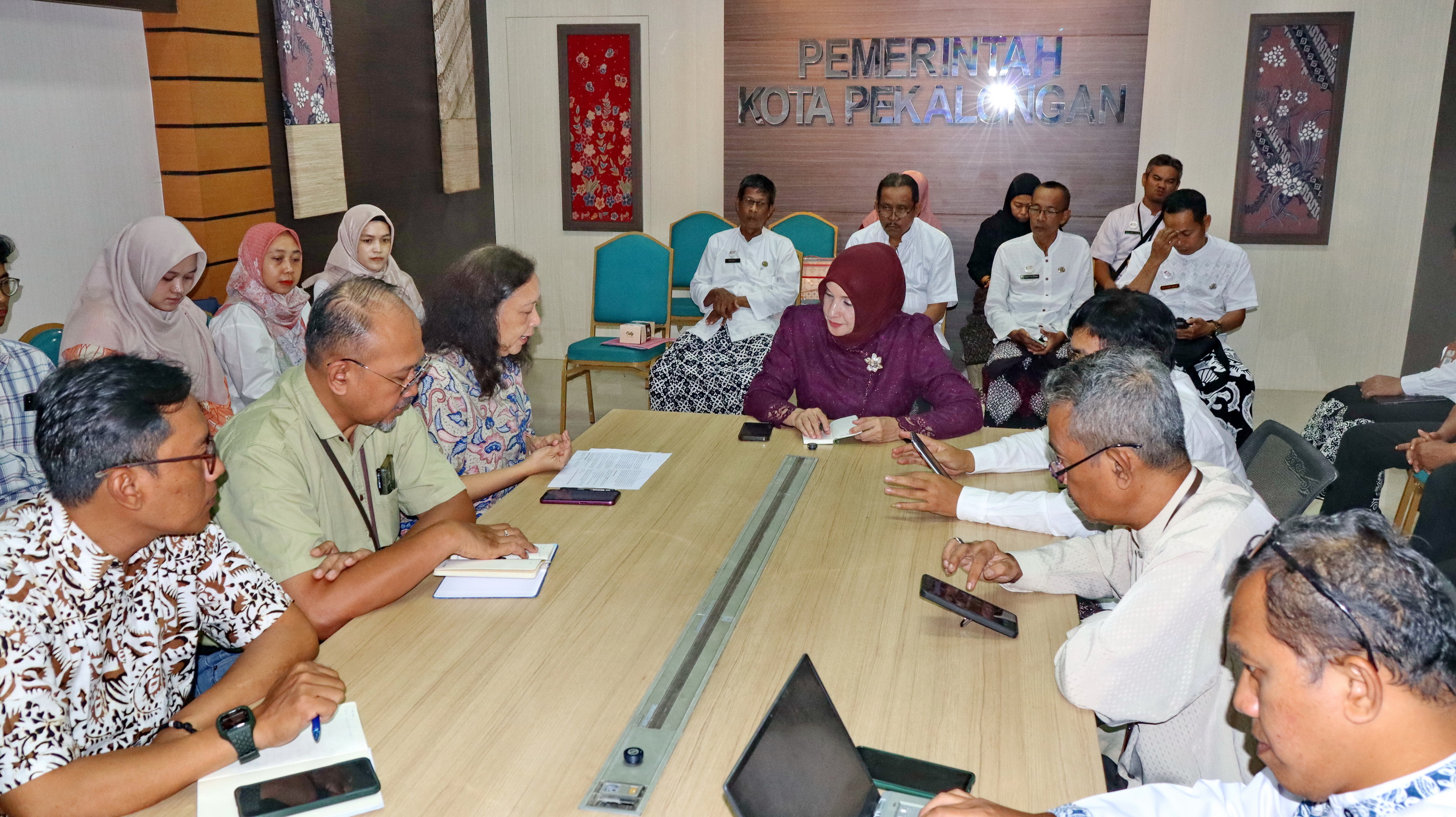 SAMPAIKAN PERENCANAAN - Direktur Kemitraan saat menyampaikan perencanaan&nbsp;dua Ekowisata di Kota&nbsp;Pekalongan kepada Wakil Walikota Pekalongan Hj Balgis Diab, pada Jumat (13/6/2025).