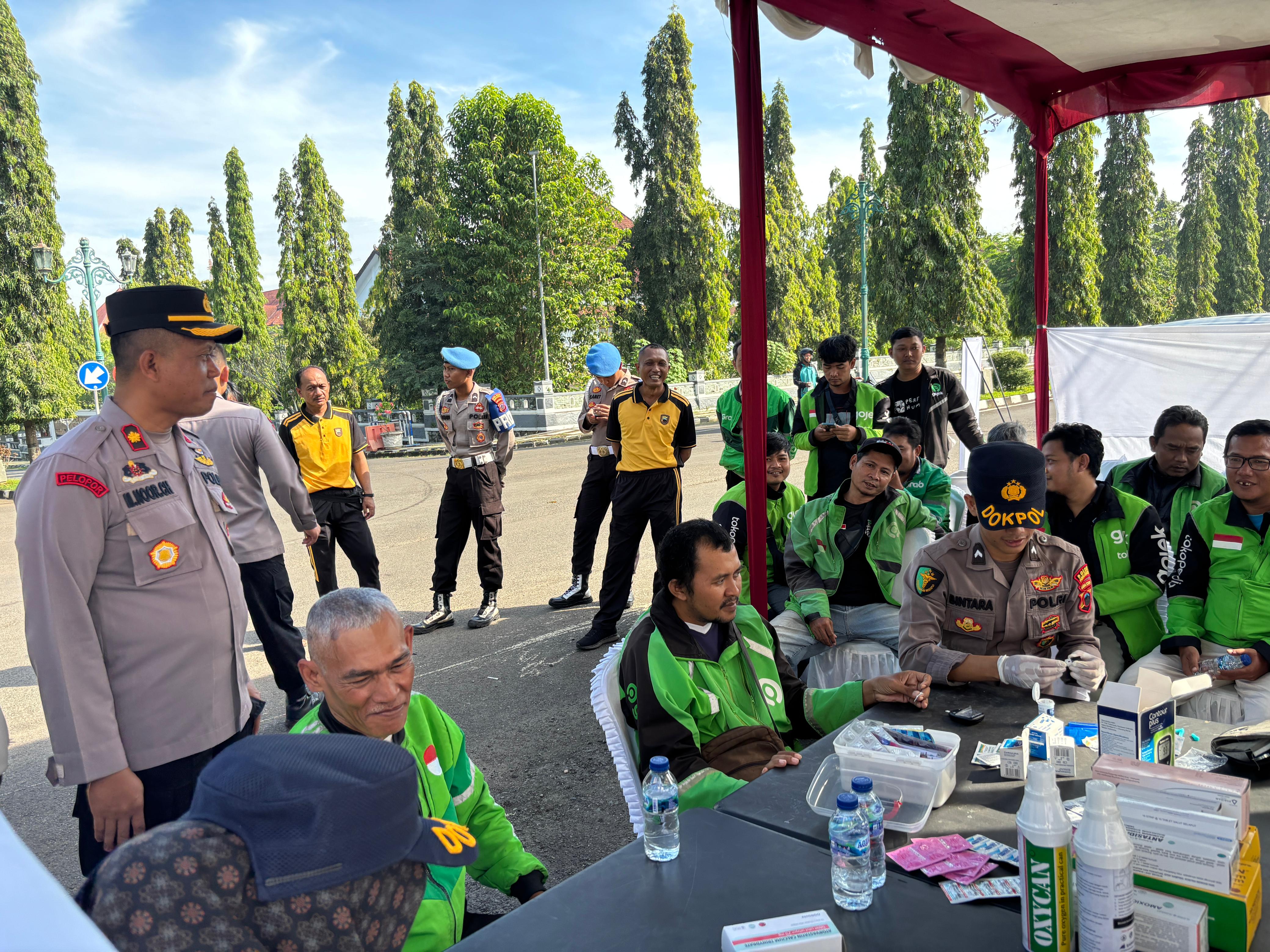 CEK KESEHATAN: Para pengemudi ojek saat mengantre cek kesehatan gratis yang digelar Polres Pekalongan, Jumat (13/6/2025).