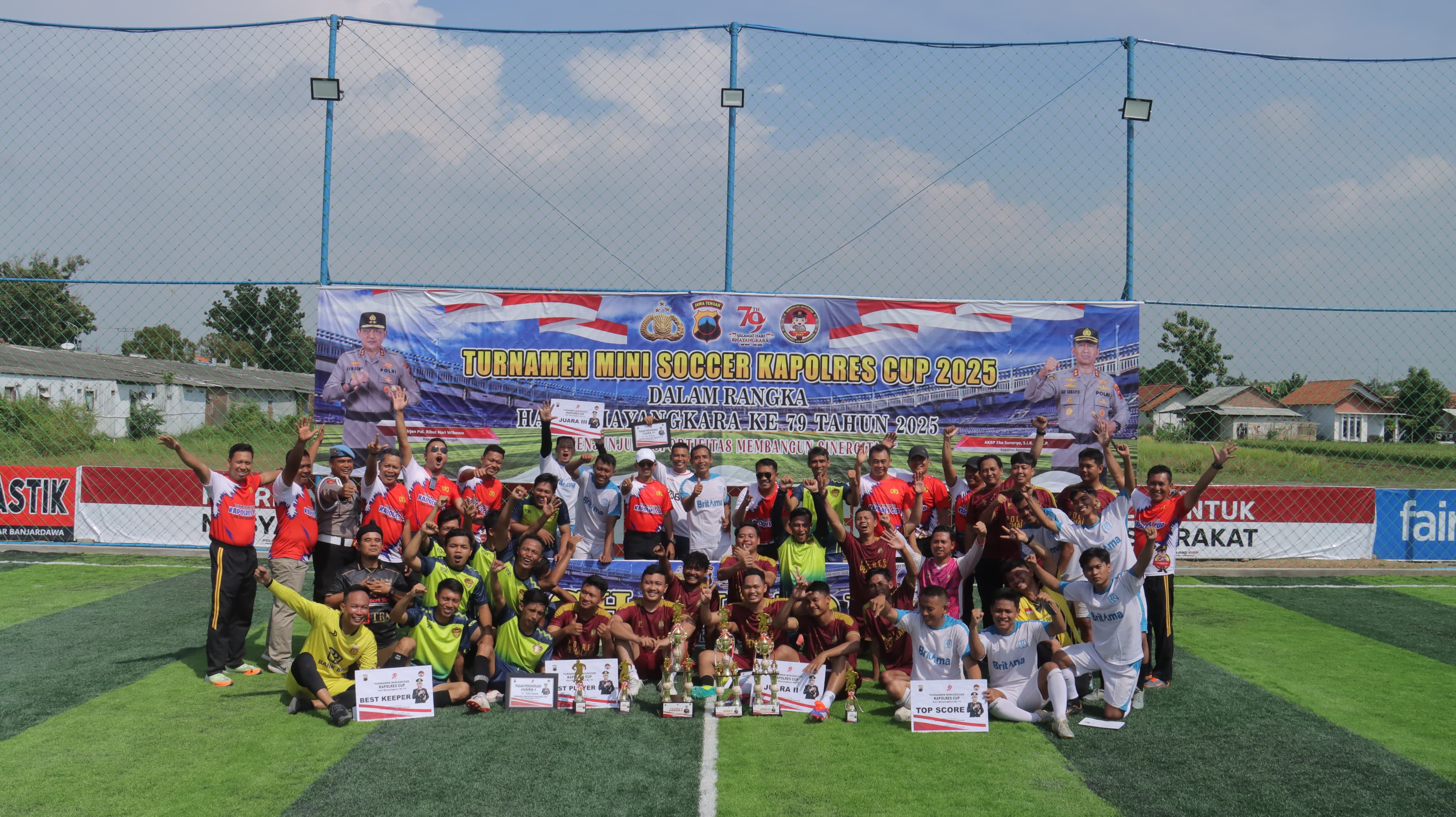 BERFOTO BERSAMA - Peserta turnamen Mini Soccer Polres Pemalang saat berfoto Bersama, usaia pertandingan berlangsung pada Sabtu sore (14/6/2025).