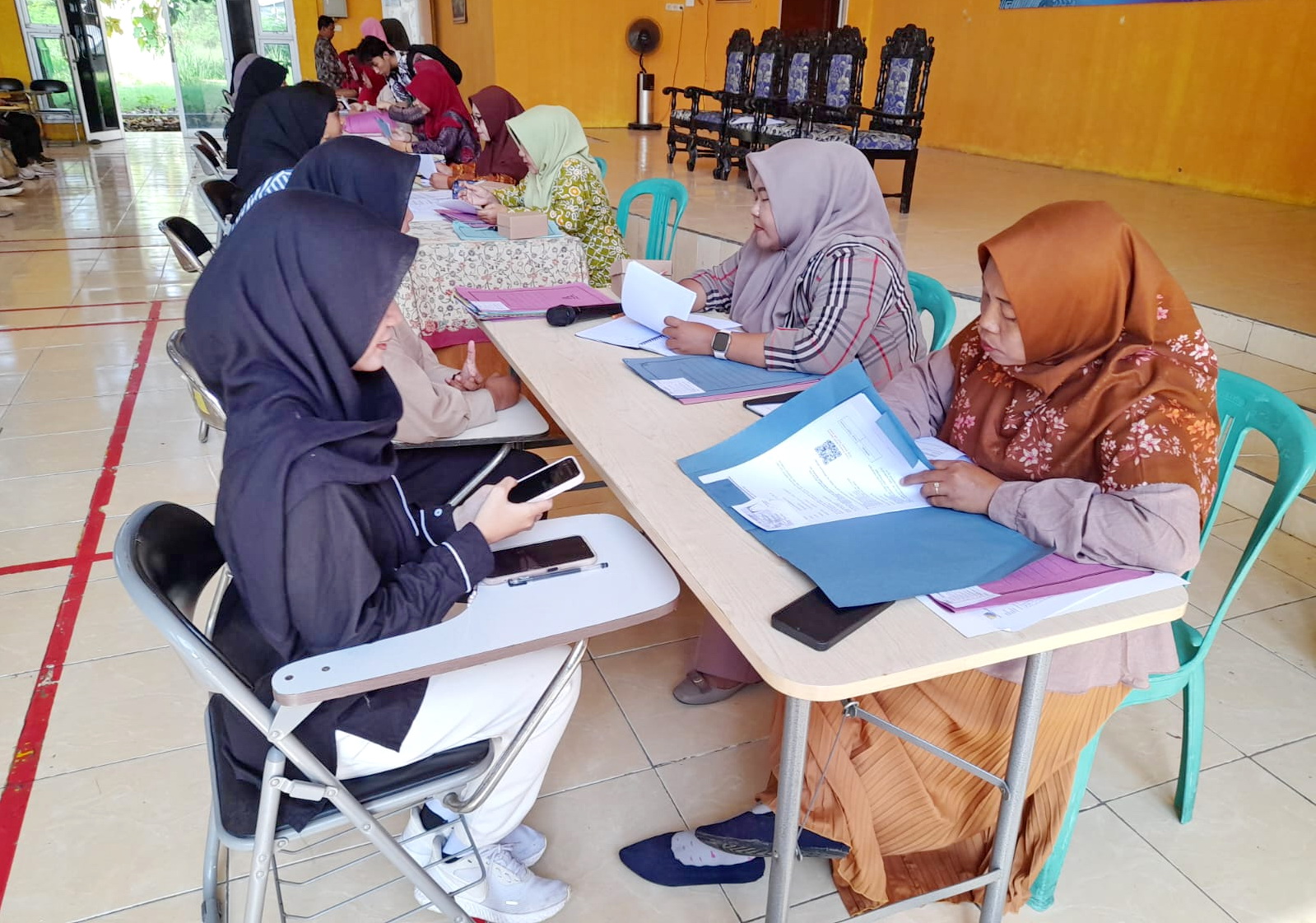 SELEKSI - Warga Kota Pekalongan saat mengikuti seleksi administrasi pelatihan kerja di BLK Kota Pekalongan, pada Jumat (13/6/2025).