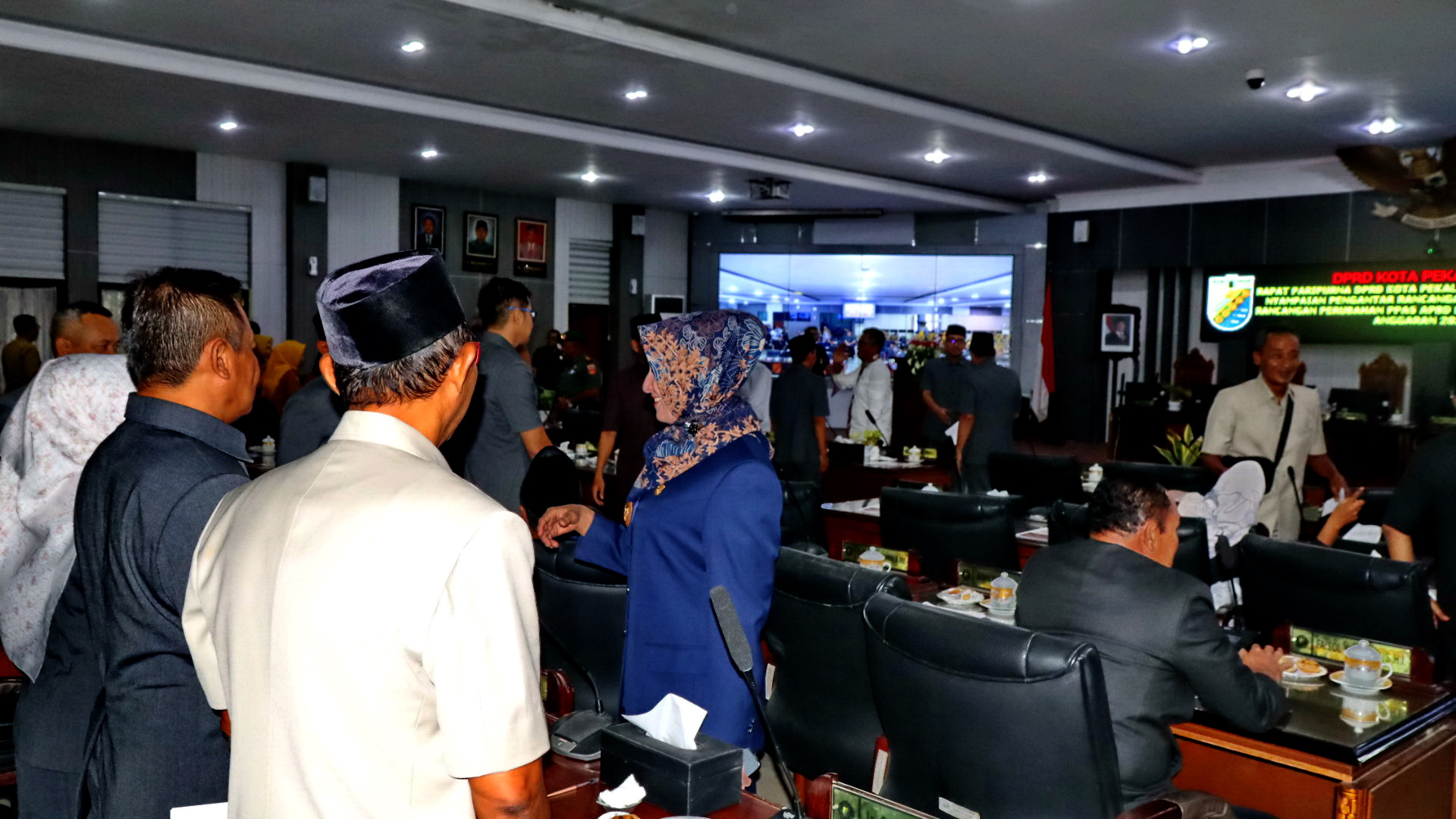 MENYAPA &ndash; Wakil Walikota Pekalongan Hj Balgis Diab saat menyapa anggota DPRD Kota Pekalongan, usai sidang paripurna, di ruang sidang Senin (16/6/2025).