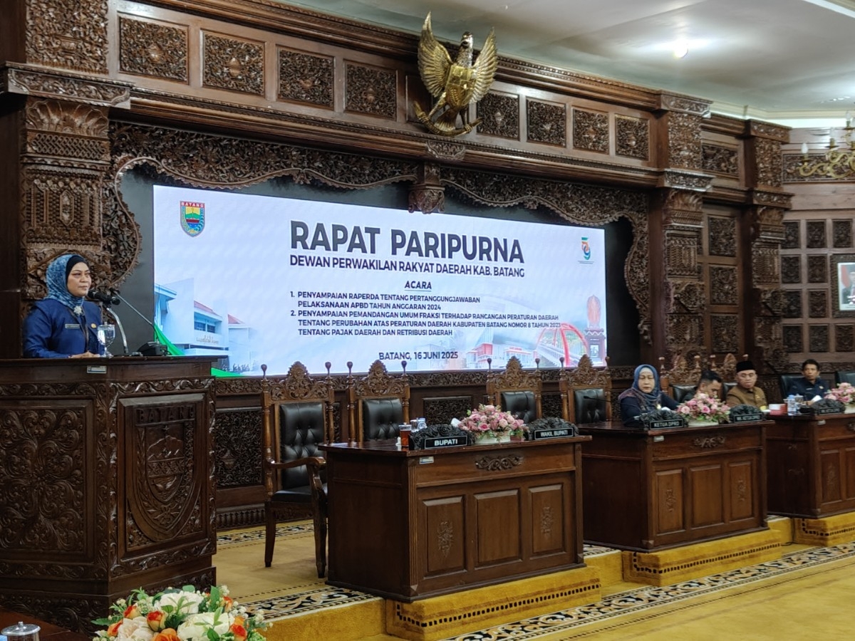 PENYAMPAIAN: Bupati Batang M. Faiz Kurniawan melalui Pj Sekda Sri Purwaningsih menyampaikan Raperda dalam Rapat Paripurna DPRD.