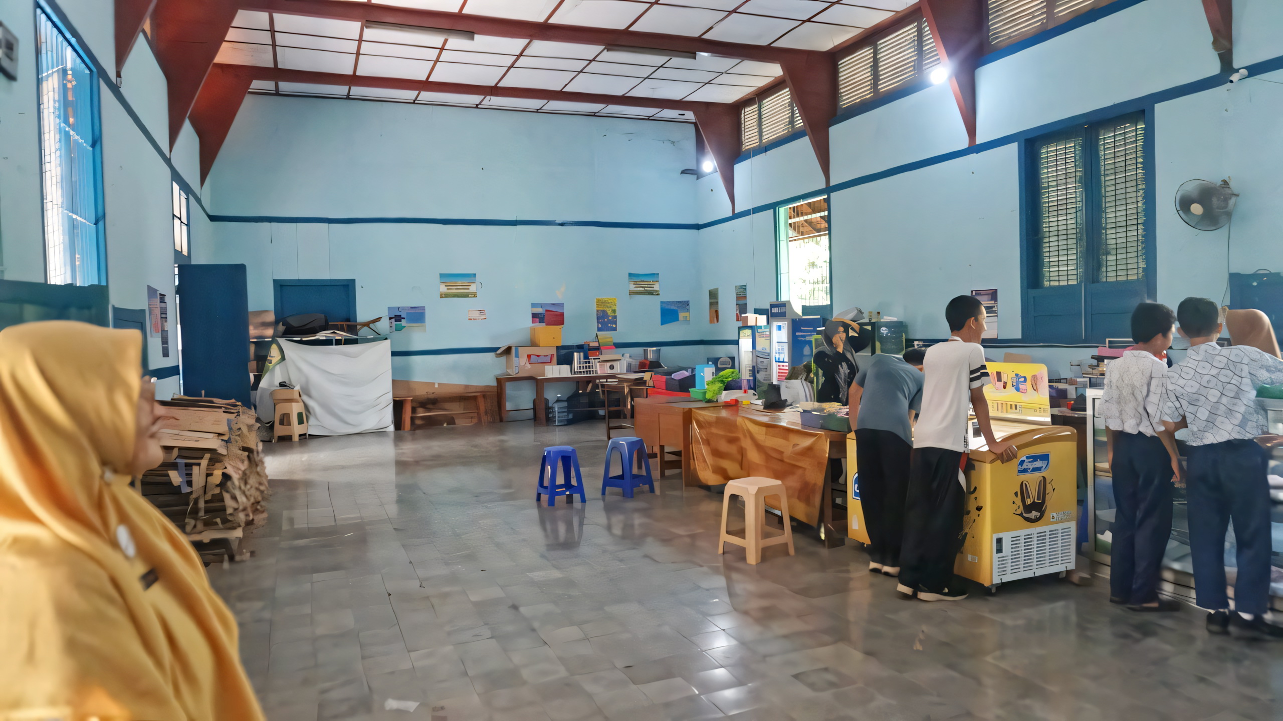 KANTIN SEKOLAH &ndash; Salah satu ruangan yang masih orisinil dari bangunan jaman kolonial, kini jadi kantin untuk siswa SMPN 13 Kota Pekalongan.