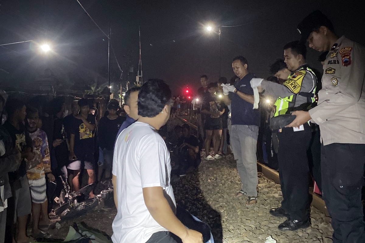 LAKA: Petugas saat melakukan pengamanan di lokasi kecelakaan dengan kereta di Kecamatan Gringsing.