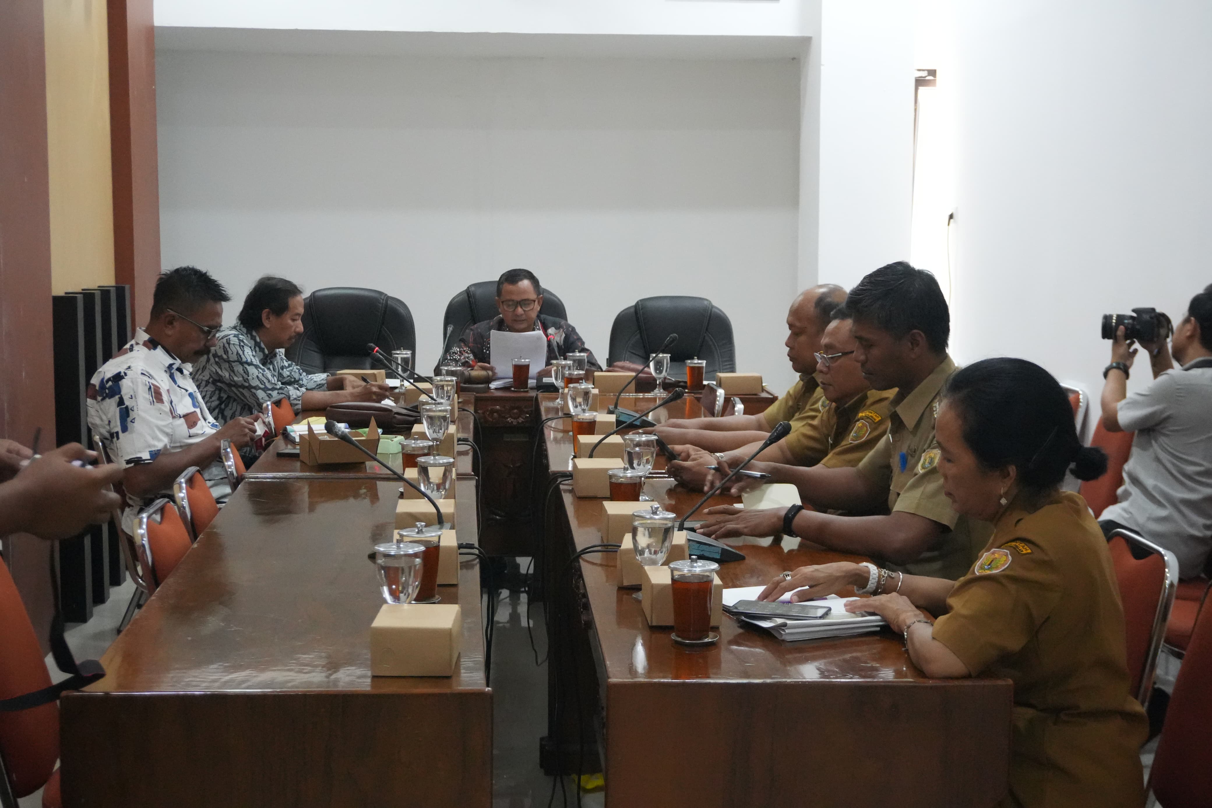 RAPAT: DPRD Kabupaten Pekalongan saat rapat koordinasi bersama BPN dan tim appraisal membahas kelanjutan pembebasan lahan proyek bendung gerak Bremi-Meduri, Senin (16/5/2025).