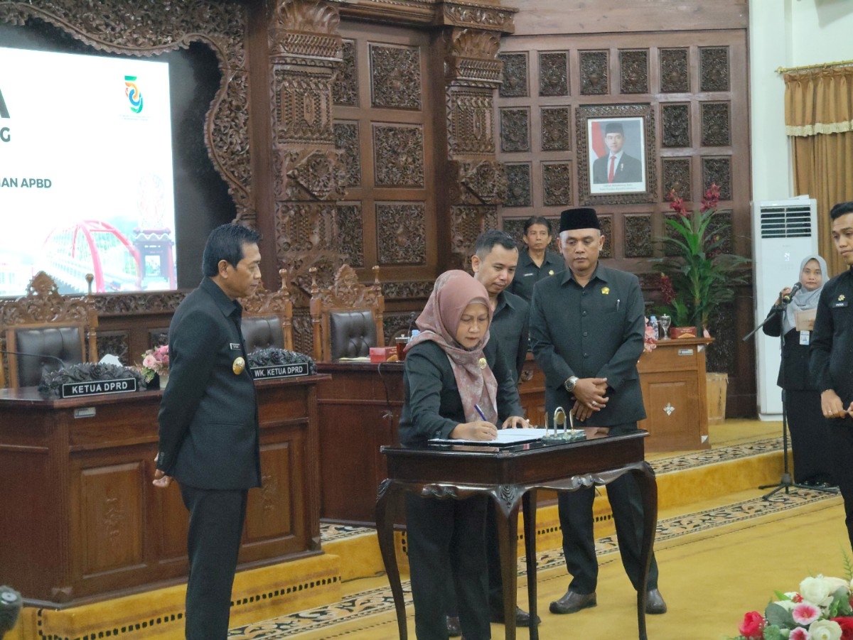 SEPAKAT: Pimpinan DPRD Kabupaten Batang menandatangani kesepakatan bersama Wakil Bupati Batang Suyono.