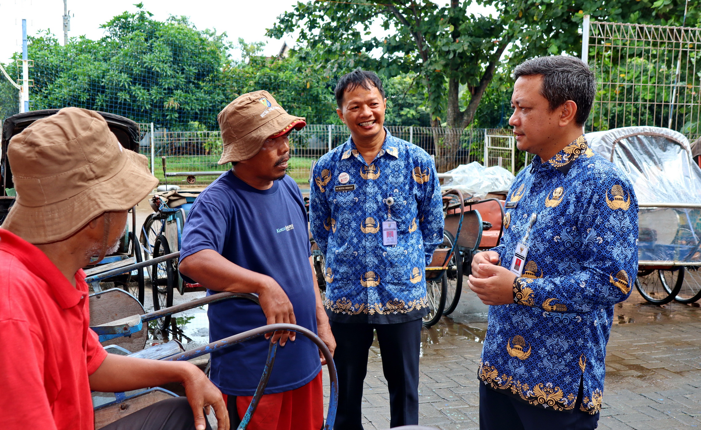 DISKUSI - Walikota Mas Aaf dan Kepala Dishub Kota Pekalongan M Restu Hidayat saat dialog langsung dengan beberapa tukang becak di halaman Kantor Dishub, Selasa (17/6/2025).
