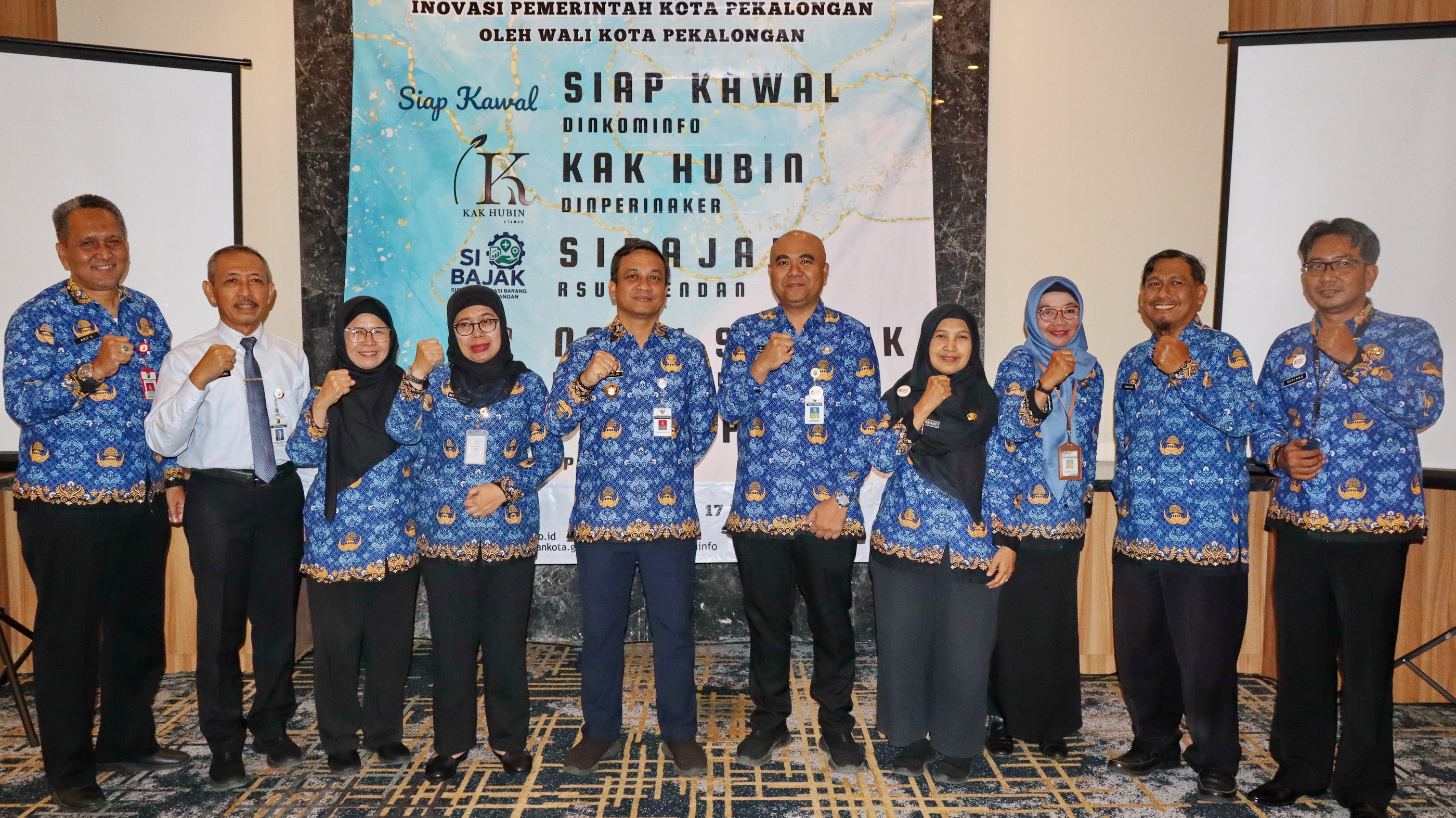 BERFOTO BERSAMA &ndash; Usai meluncurkan 5 aplikasi baru, Walikota Aaf dan para inisiator dan mentor berfoto bersama, Selasa (17/9/2025).