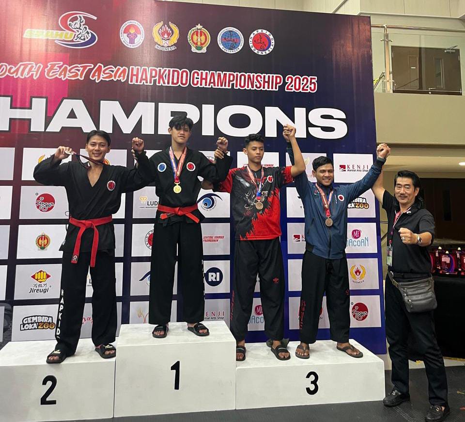 BANGGA: Riki Wibisono saat naik ke podium bersama medali perak hasil torehannya dalam ajang South East Asia Hapkido Championship 2025, di Yogyakarta.